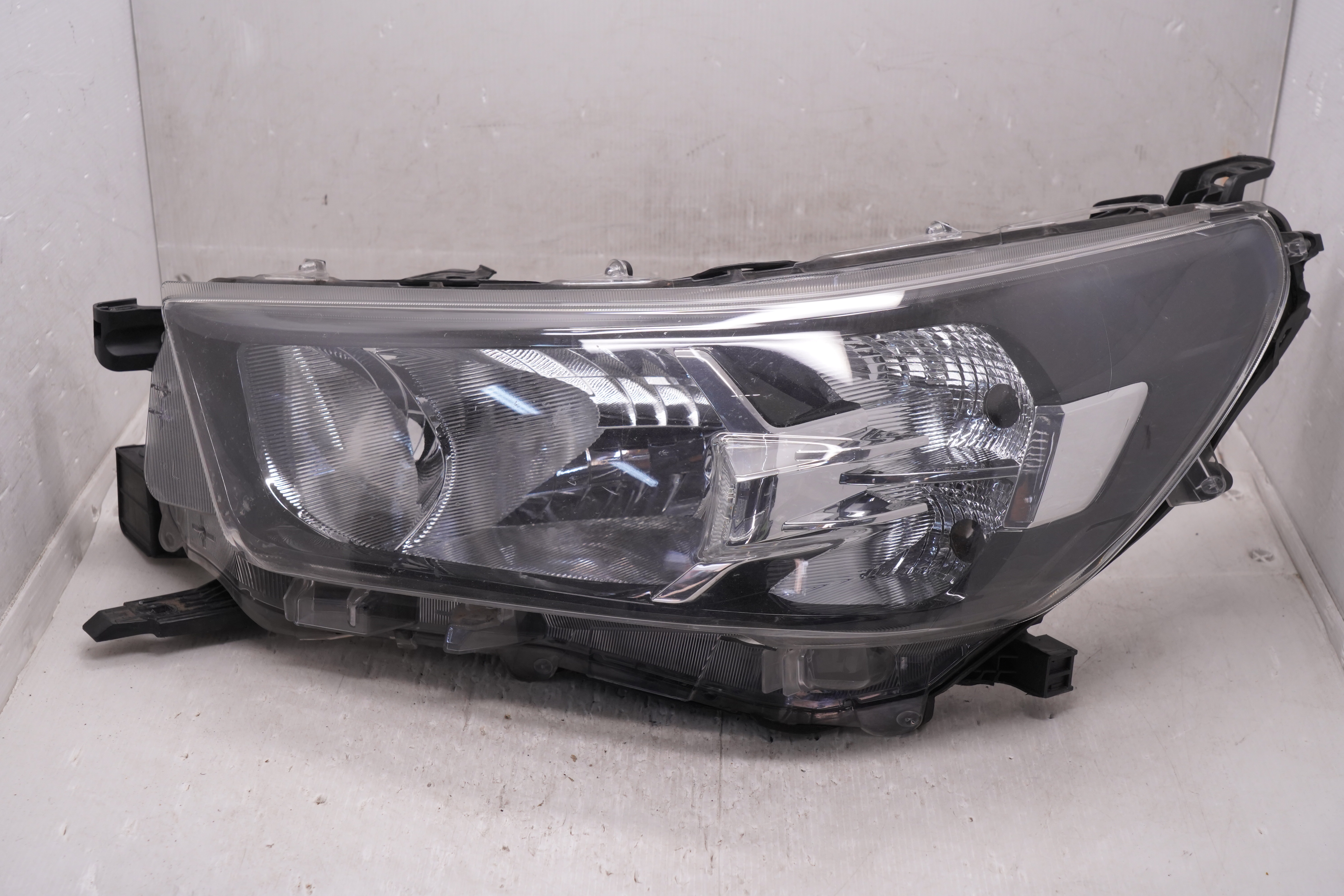 TOYOTA HILUX REVO 2015-2019 HALOGEN L.H.S HEADLIGHT GENUINE