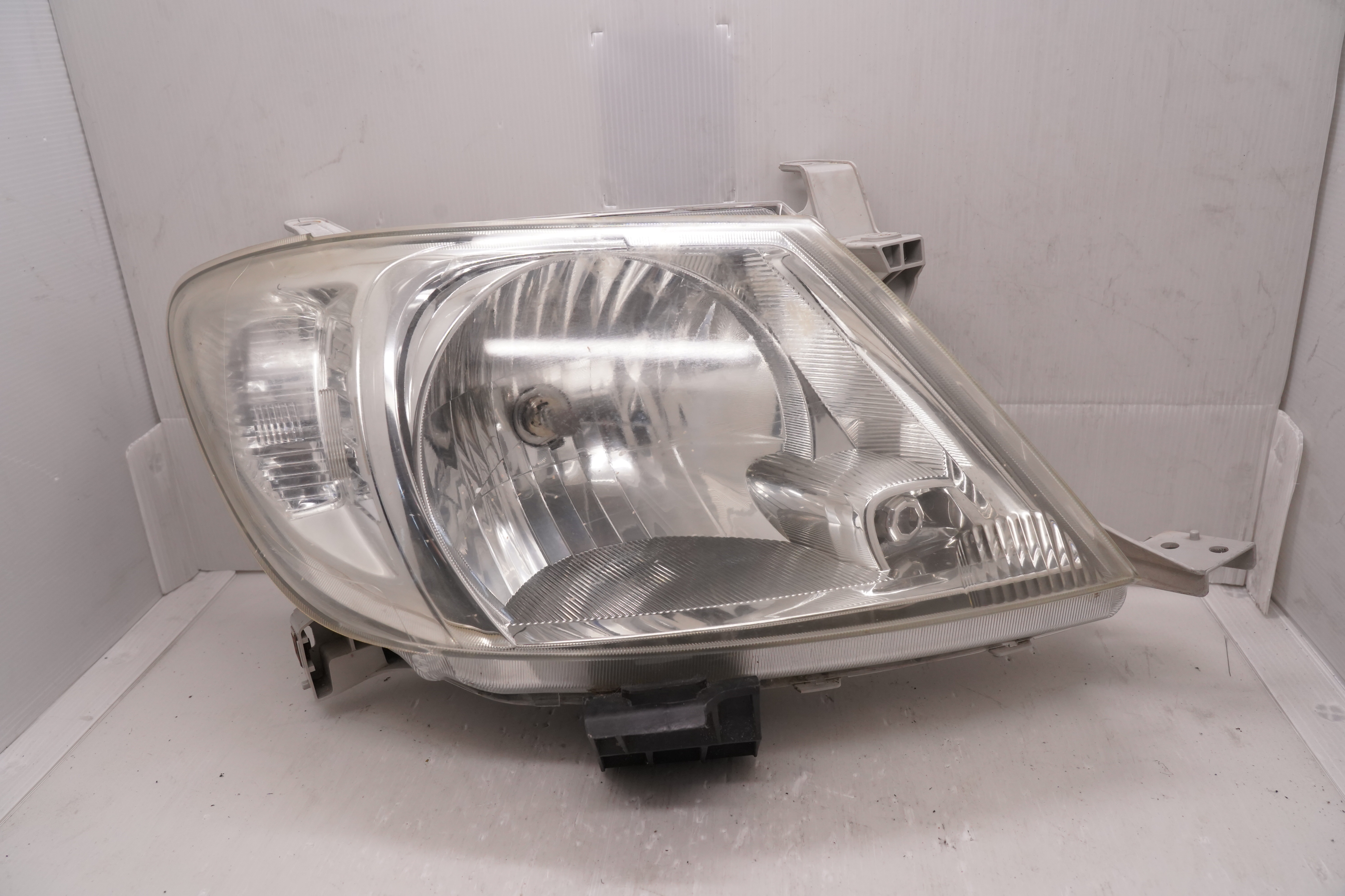 TOYOTA HILUX VIGO 2005-2010 HALOGEN R.H.S HEADLIGHT GENUINE