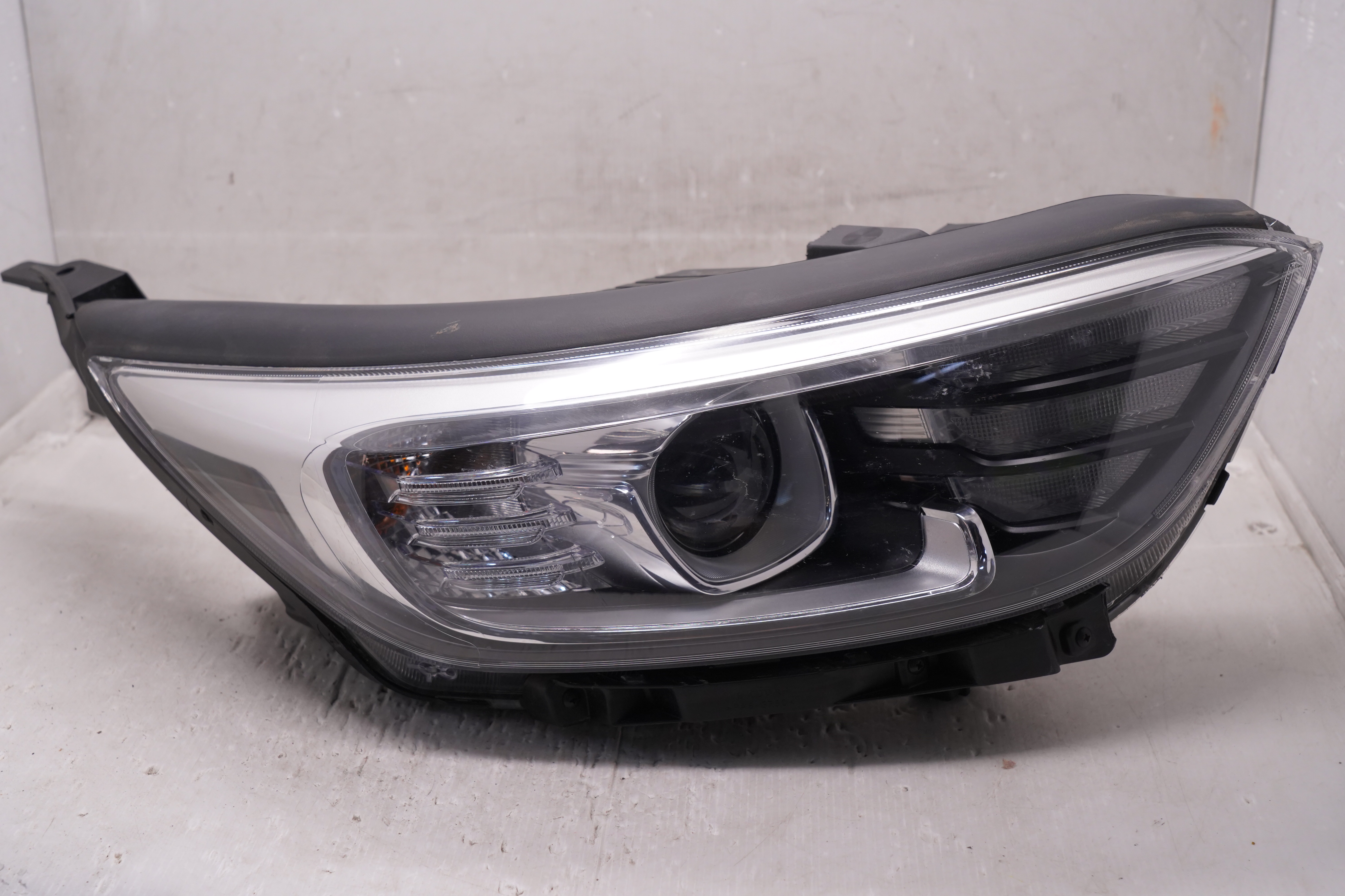 KIA STONIC 2021-2023 HALOGEN R.H.S HEADLIGHT GENUINE