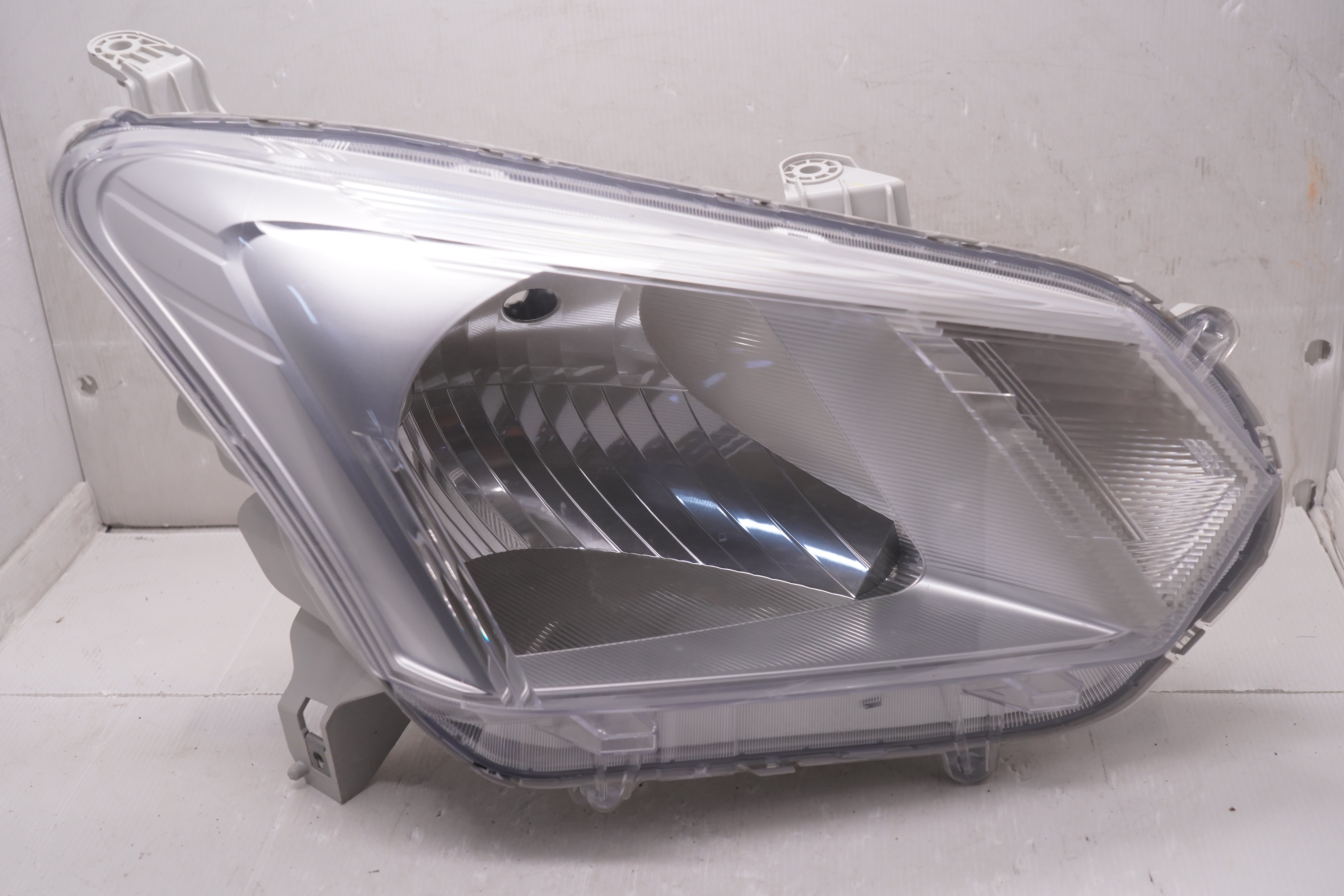 ISUZU D-MAX 2016-2019 HALOGEN R.H.S HEADLIGHT GENUINE