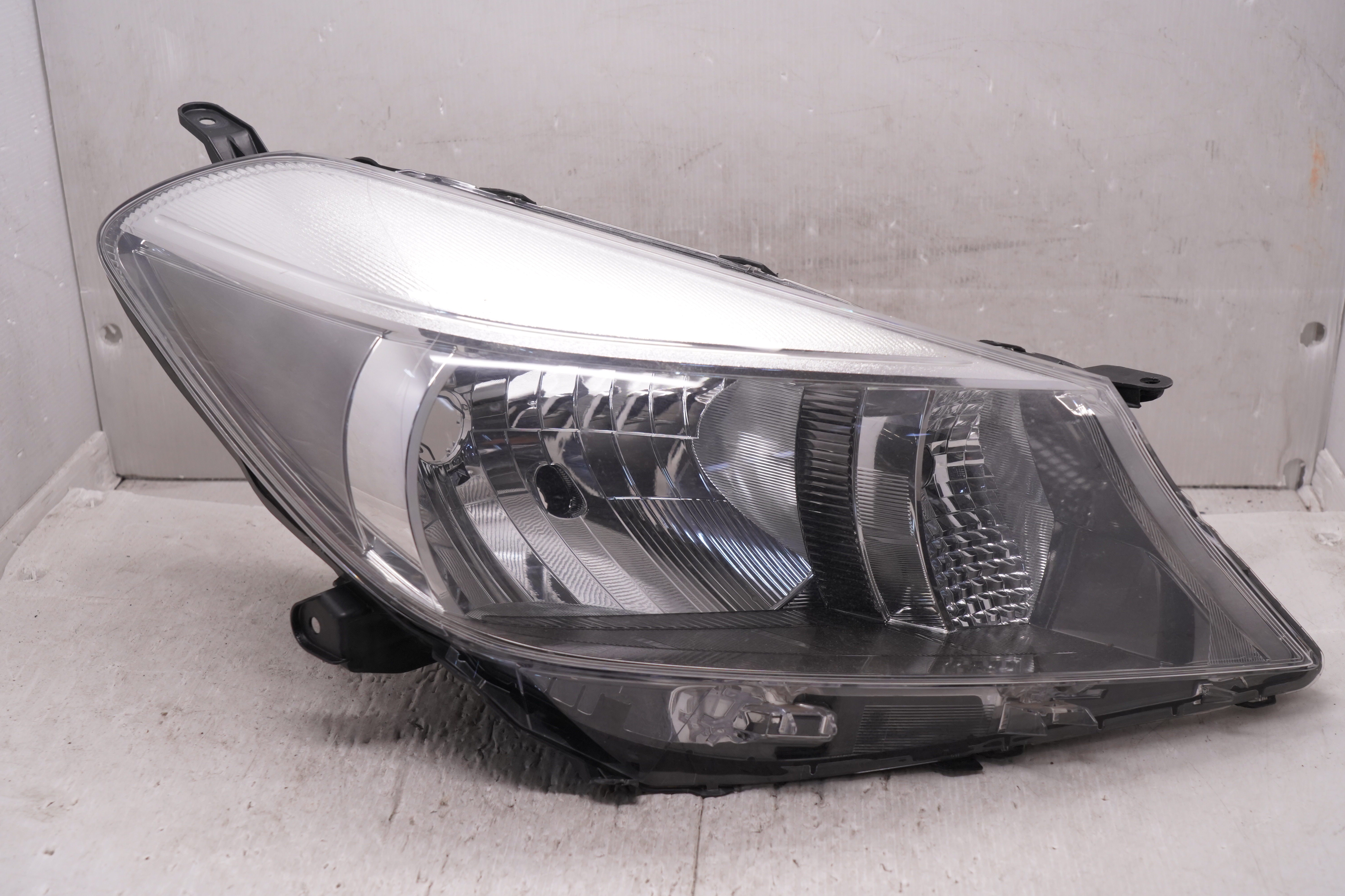 TOYOTA YARIS VITZ NSP130 2011-2013 HALOGEN L.H.S HEADLIGHT GENUINE