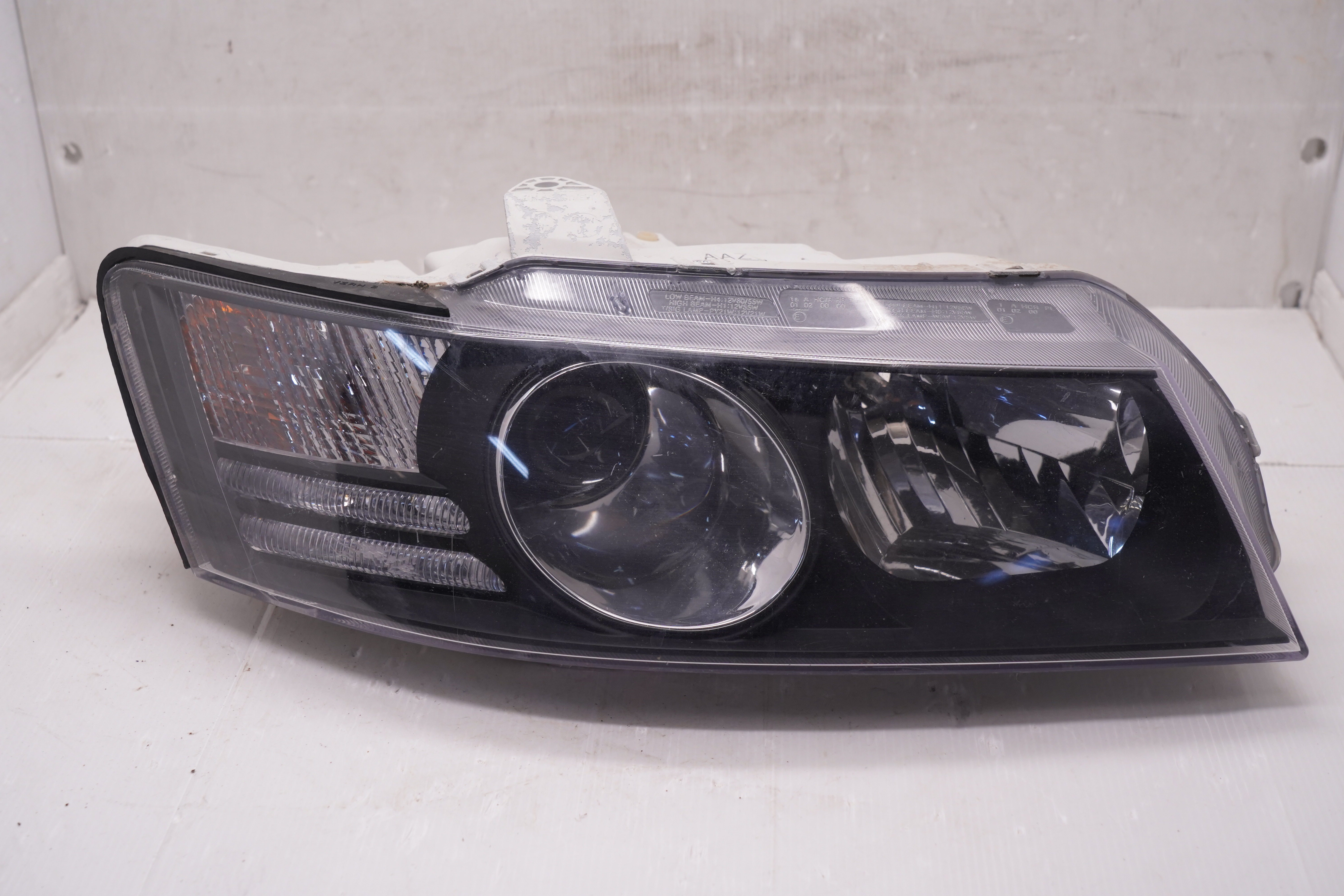 HOLDEN COMMODORE VZ SS SSZ CALAIS HSV 2002-2004 HALOGEN R.H.S HEADLIGHT GENUINE