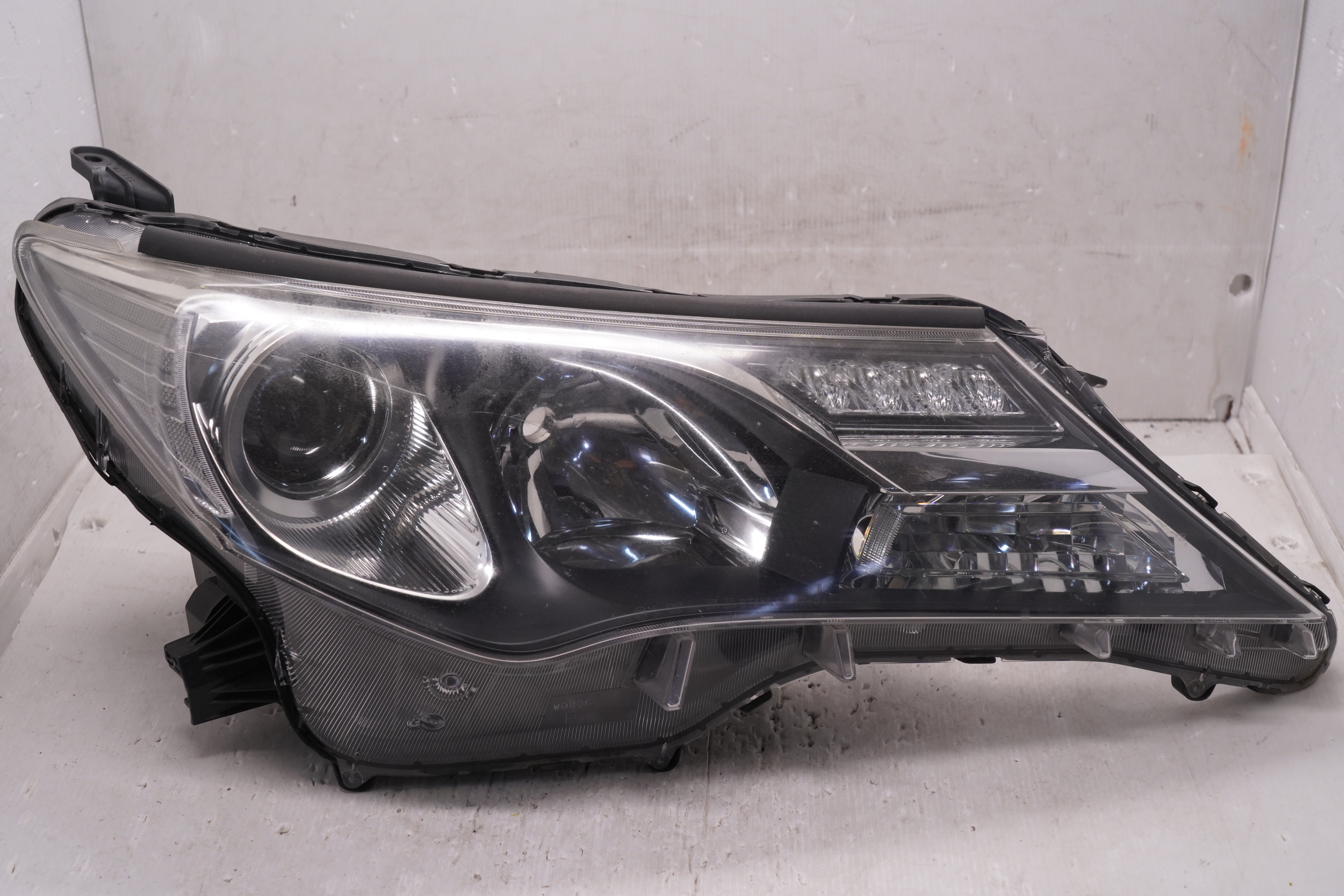 TOYOTA RAV4 IV XA40 2013-2015 HALOGEN L.H.S HEADLIGHT GENUINE