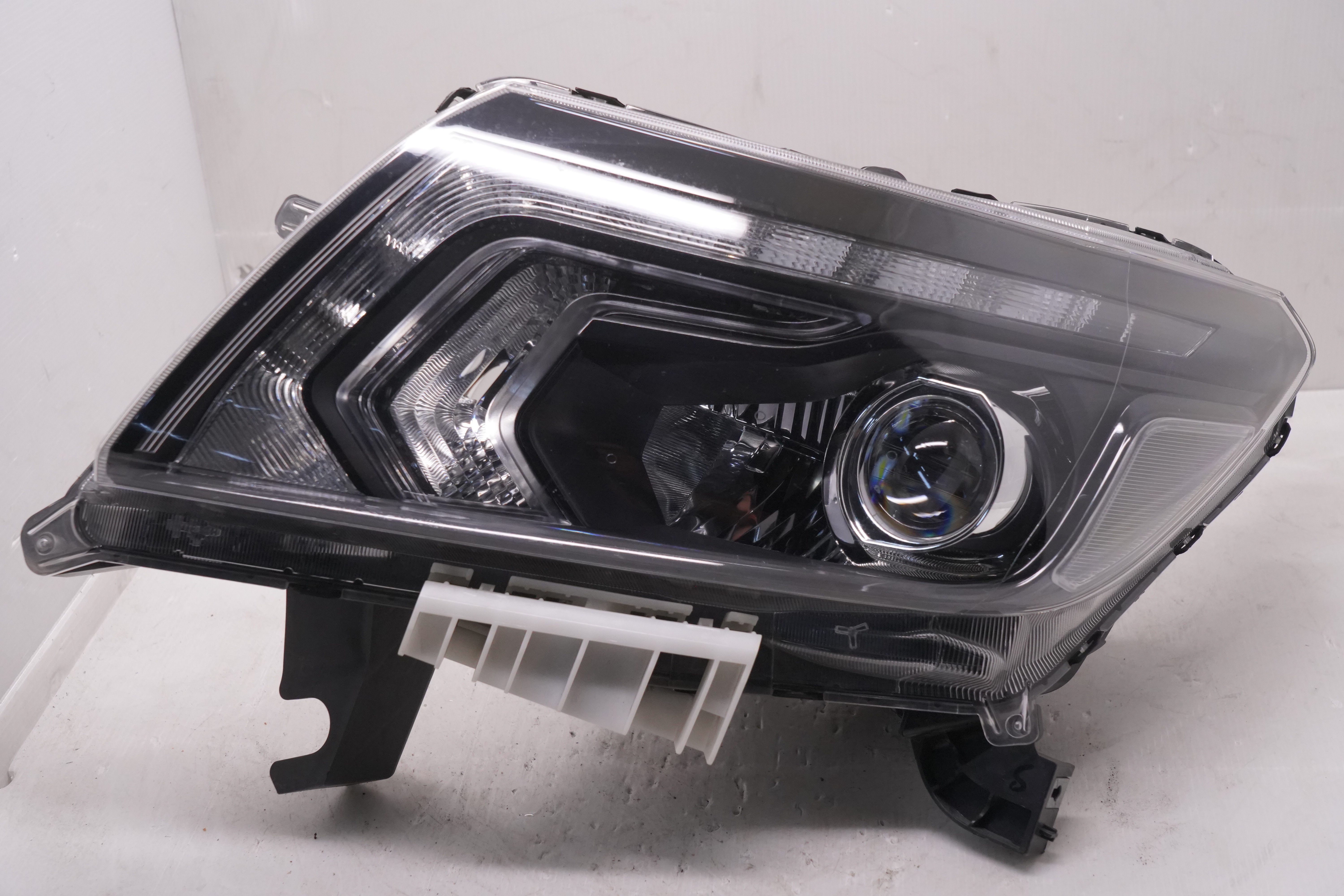 NISSAN NAVARA NP300 2015-2020 LED L.H.S HEADLIGHT GENUINE