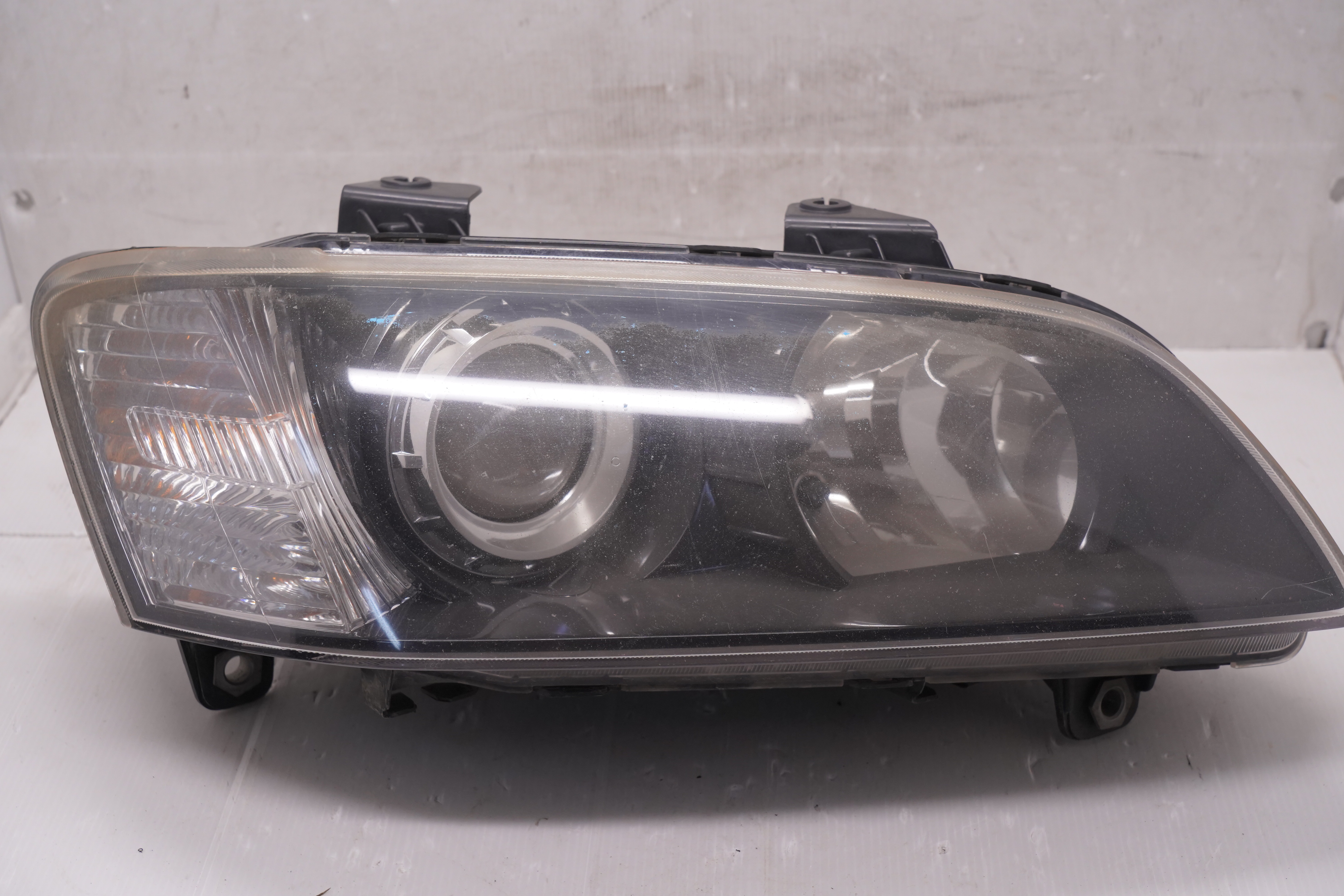HOLDEN COMMODORE VE SV6 2007-2010 HALOGEN R.H.S HEADLIGHT GENUINE