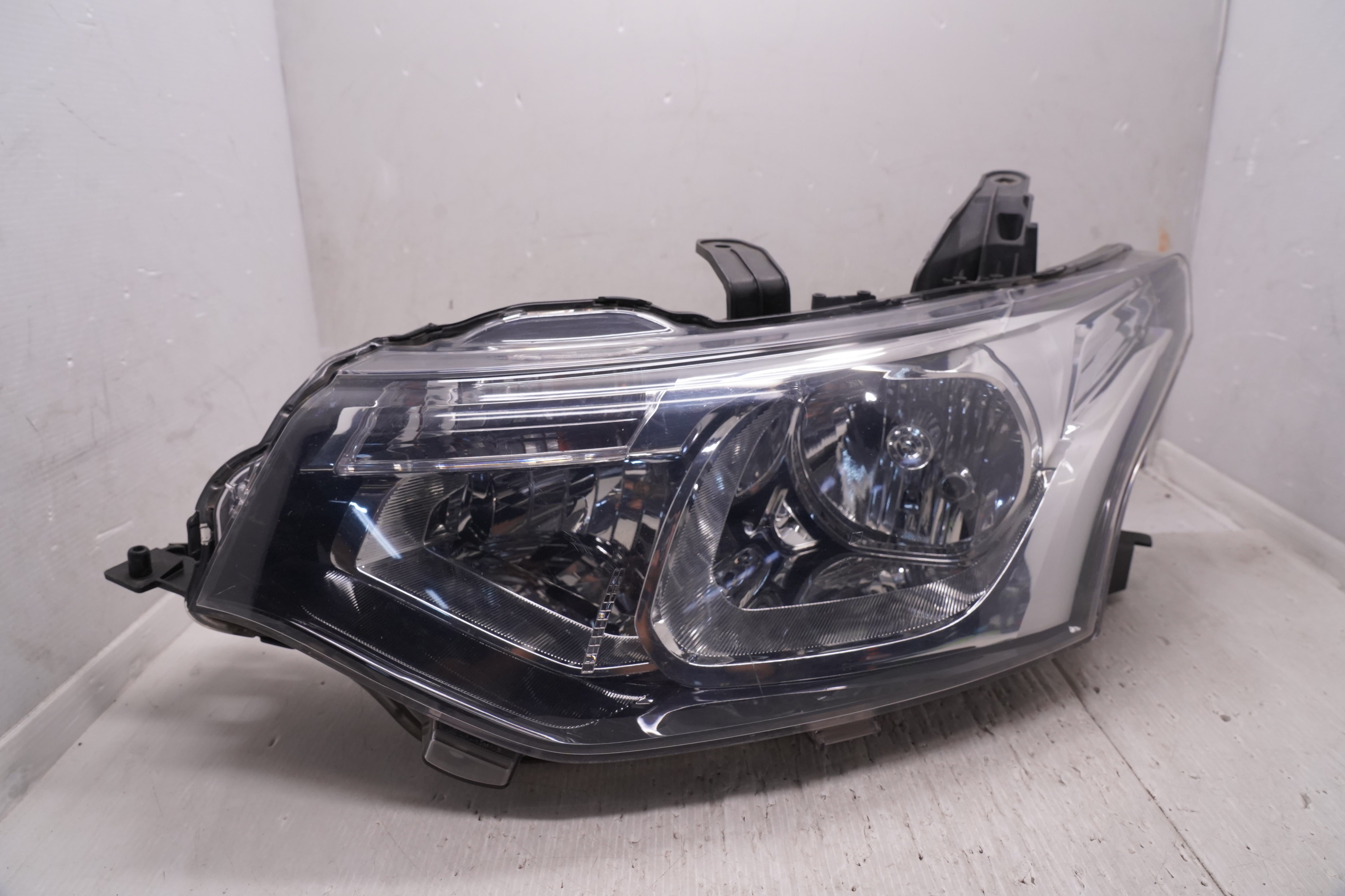 MITSUBISHI OUTLANDER 2013-2015 HALOGEN L.H.S HEADLIGHT GENUINE