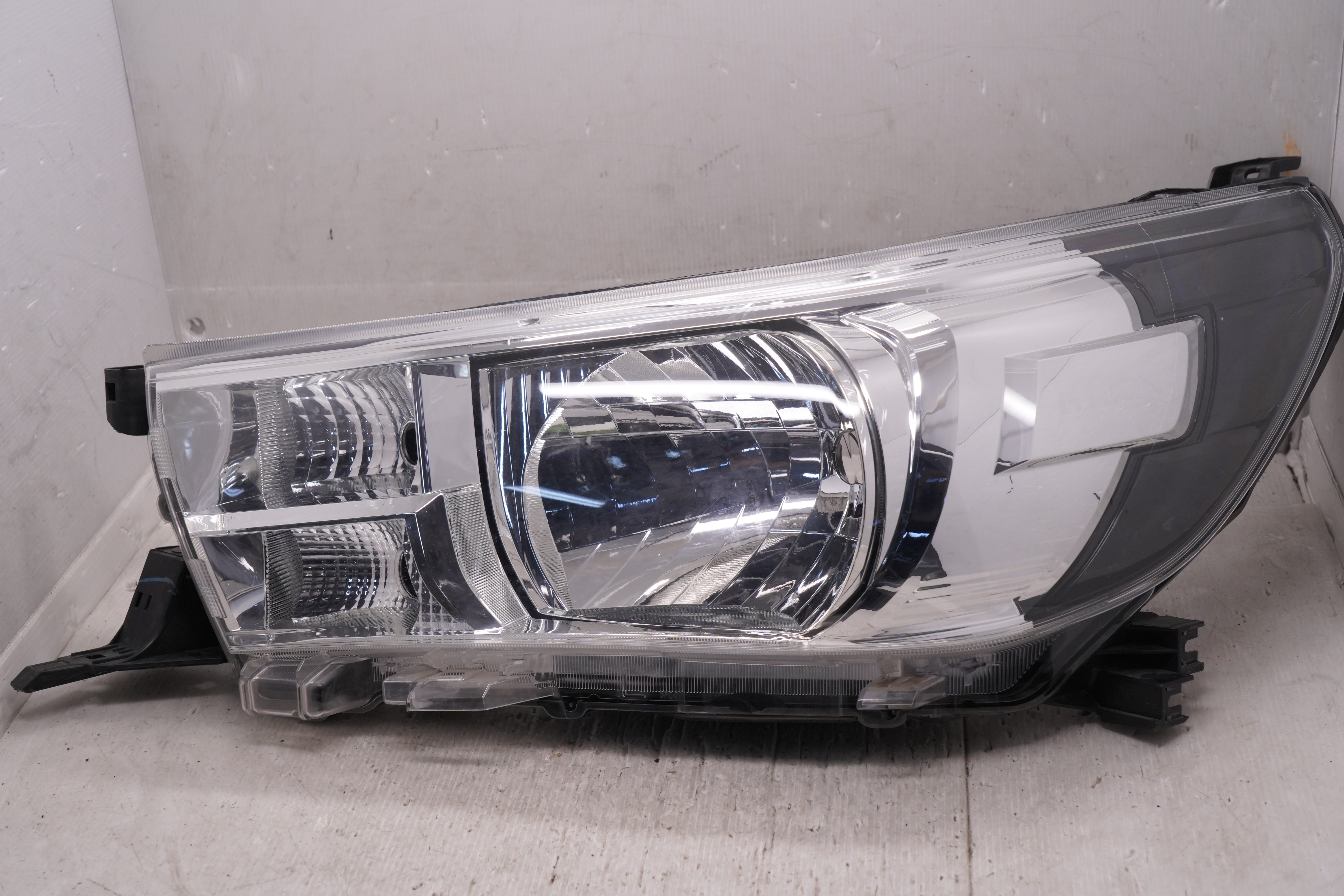 TOYOTA HILUX REVO 2015-2019 HALOGEN L.H.S HEADLIGHT GENUINE