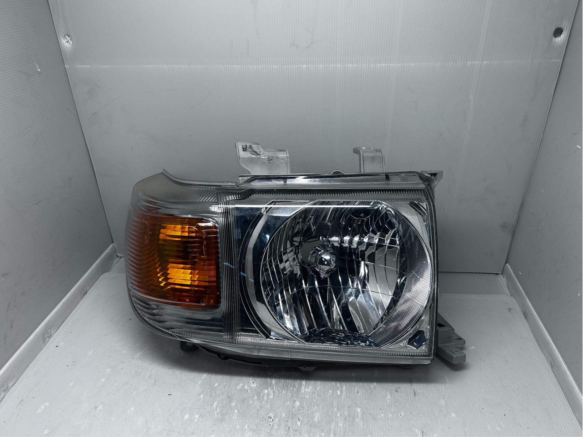 TOYOTA LANDCRUISER 70 SERIES VDJ76R 2006-2008 HALOGEN L.H.S HEADLIGHT GENUINE