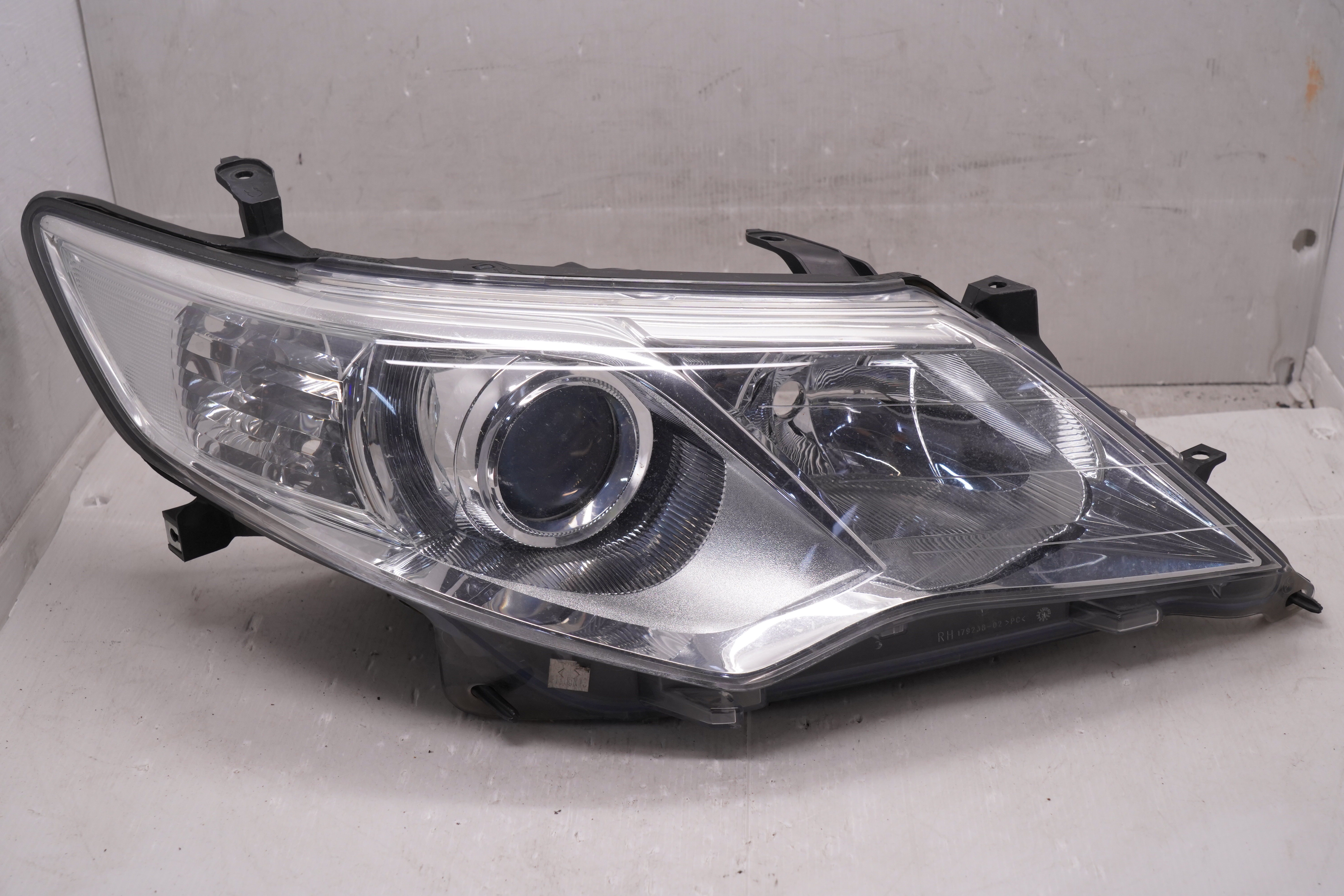 TOYOTA CAMRY XLE 2012-2014 HALOGEN R.H.S HEADLIGHT GENUINE