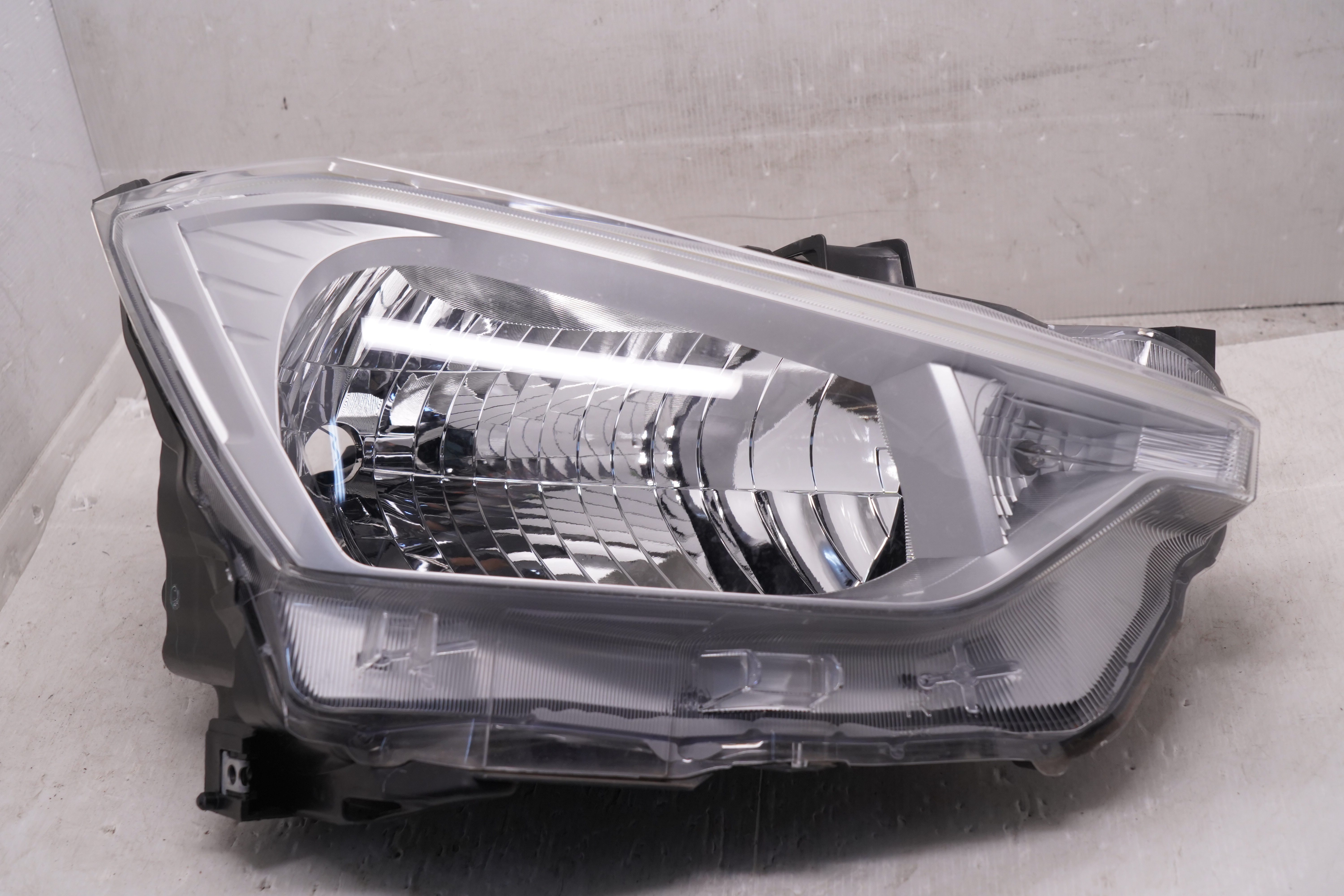 ISUZU D-MAX SX 2021-2023 HALOGEN R.H.S HEADLIGHT GENUINE