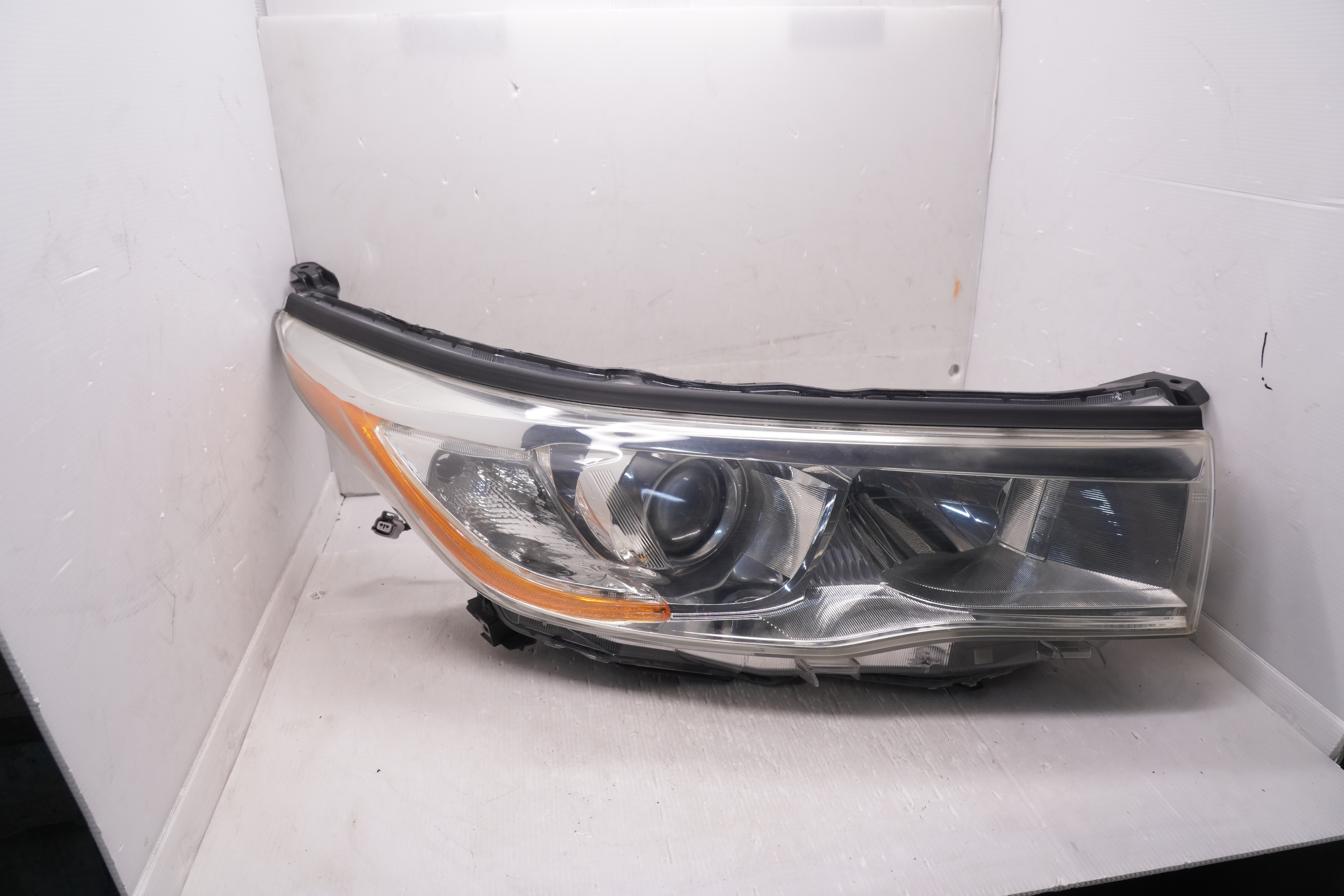 TOYOTA KLUGER 2014-2016 HALOGEN R.H.S HEADLIGHT GENUINE