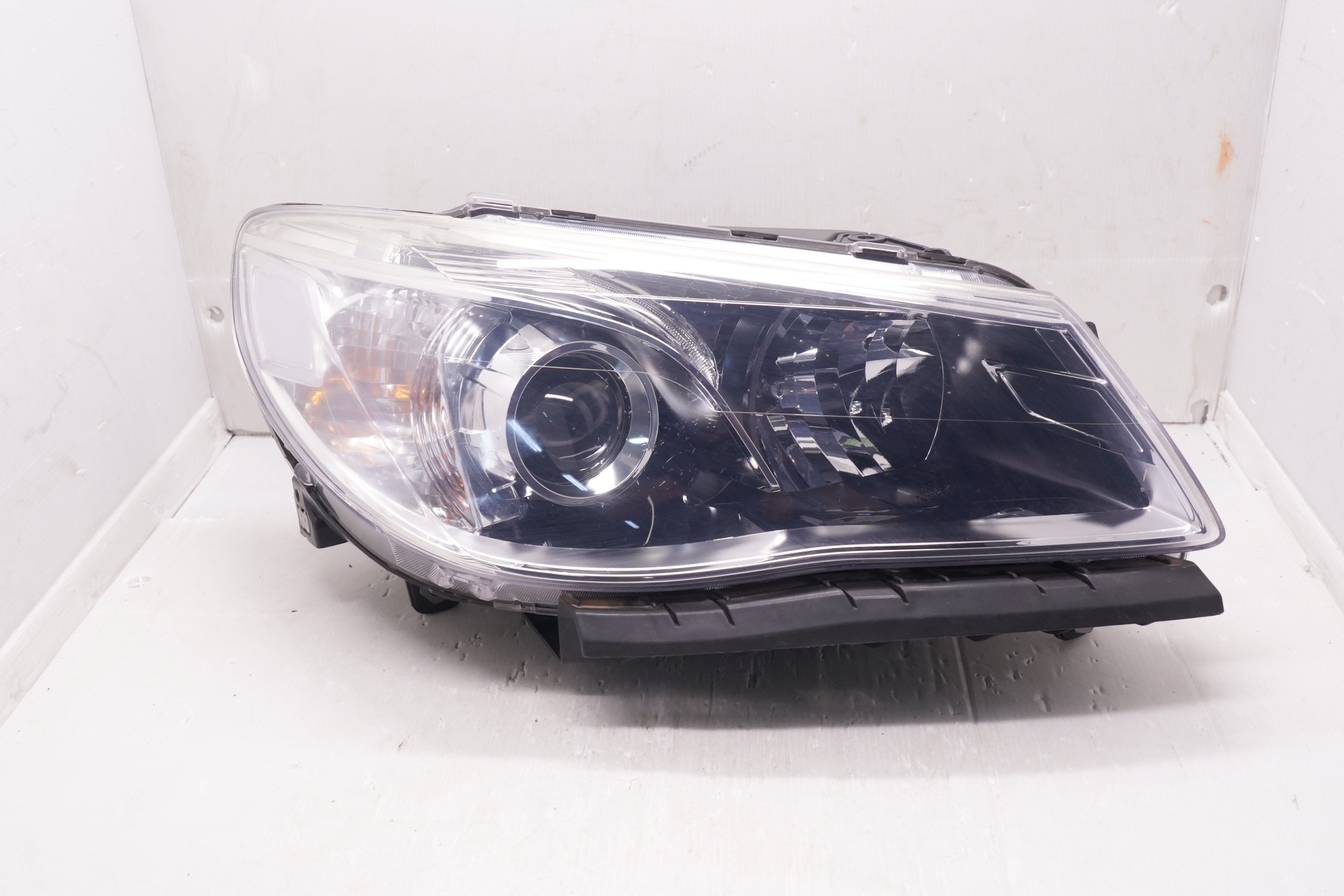 HOLDEN COMMODORE VF SV6 2013-2017 HALOGEN R.H.S HEADLIGHT GENUINE
