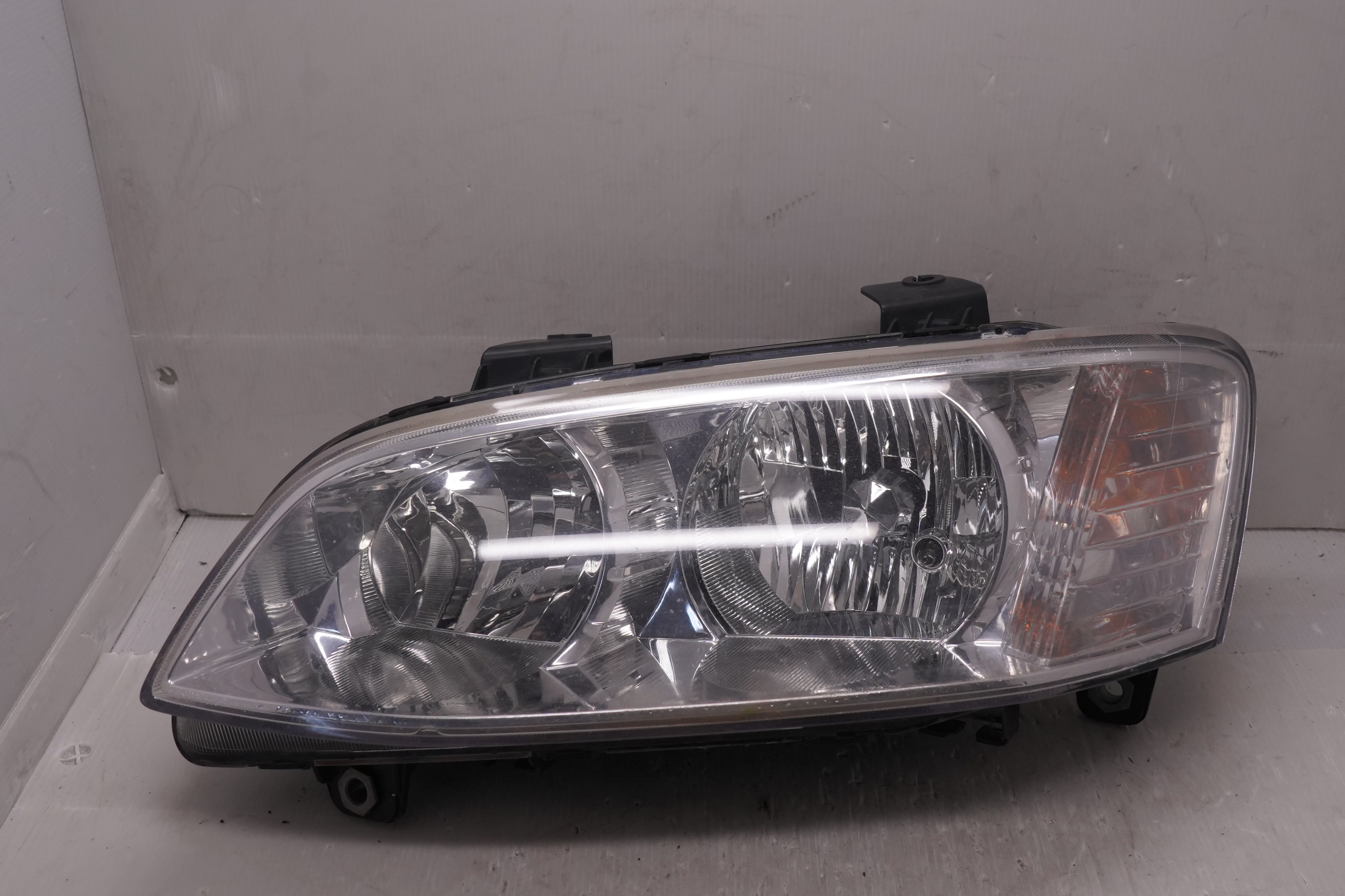 HOLDEN COMMODORE VE SV6 2007-2010 HALOGEN L.H.S HEADLIGHT GENUINE