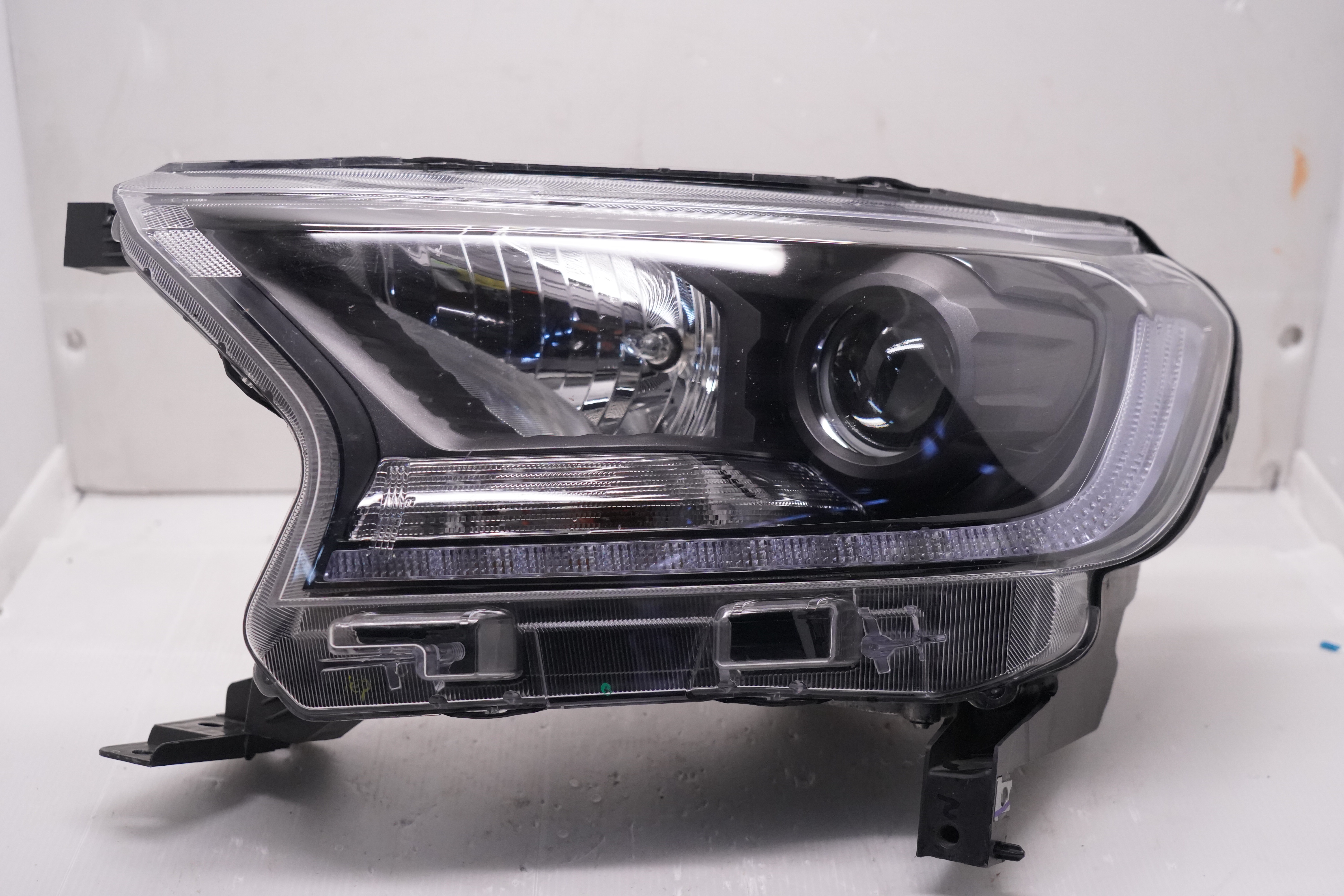 Ford EVEREST/RANGER 2015-2019 XENON L.H.S HEADLIGHT GENUINE
