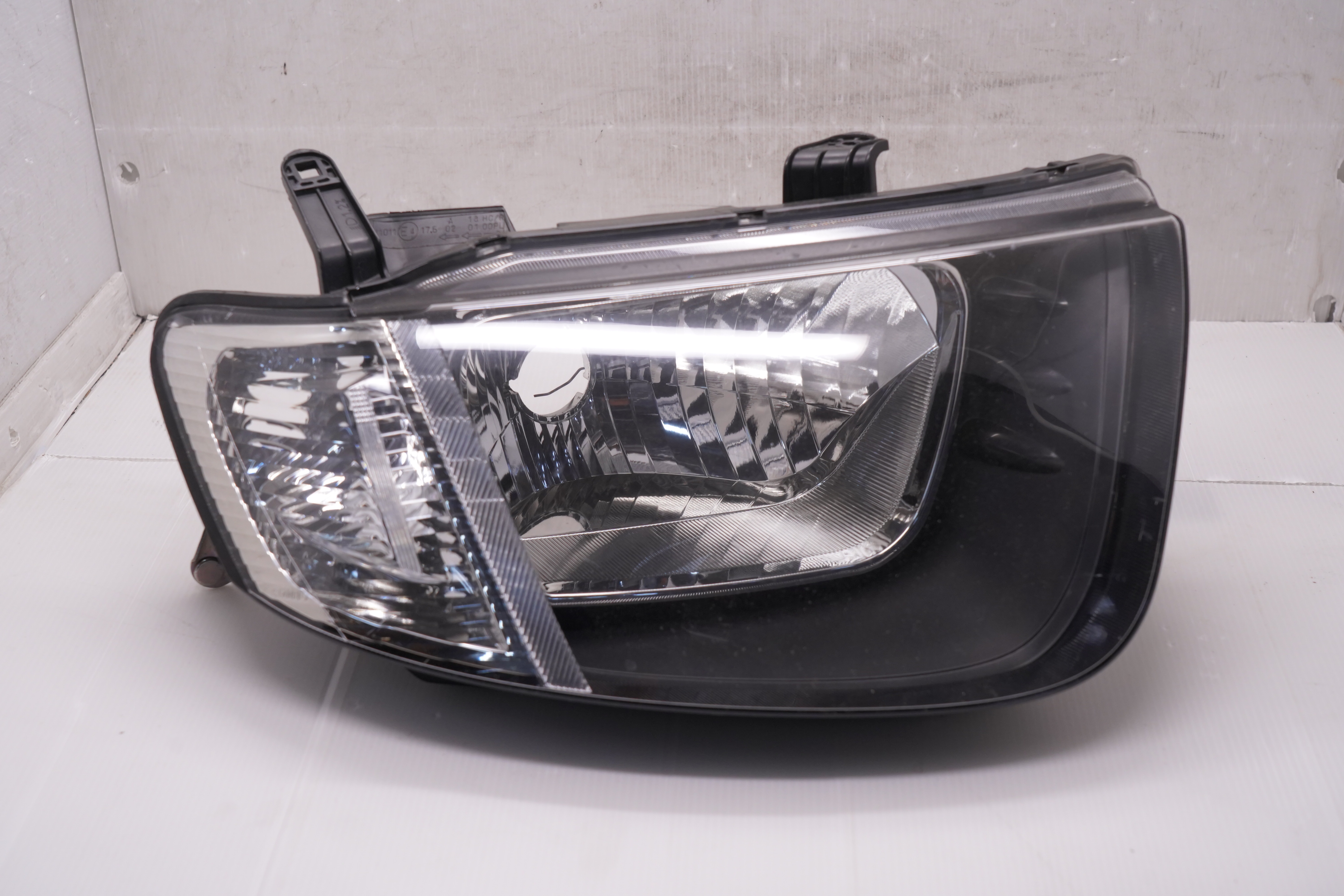 Mitsubishi TRITON GLX L200 2006-2008 HALOGEN R.H.S HEADLIGHT GENUINE