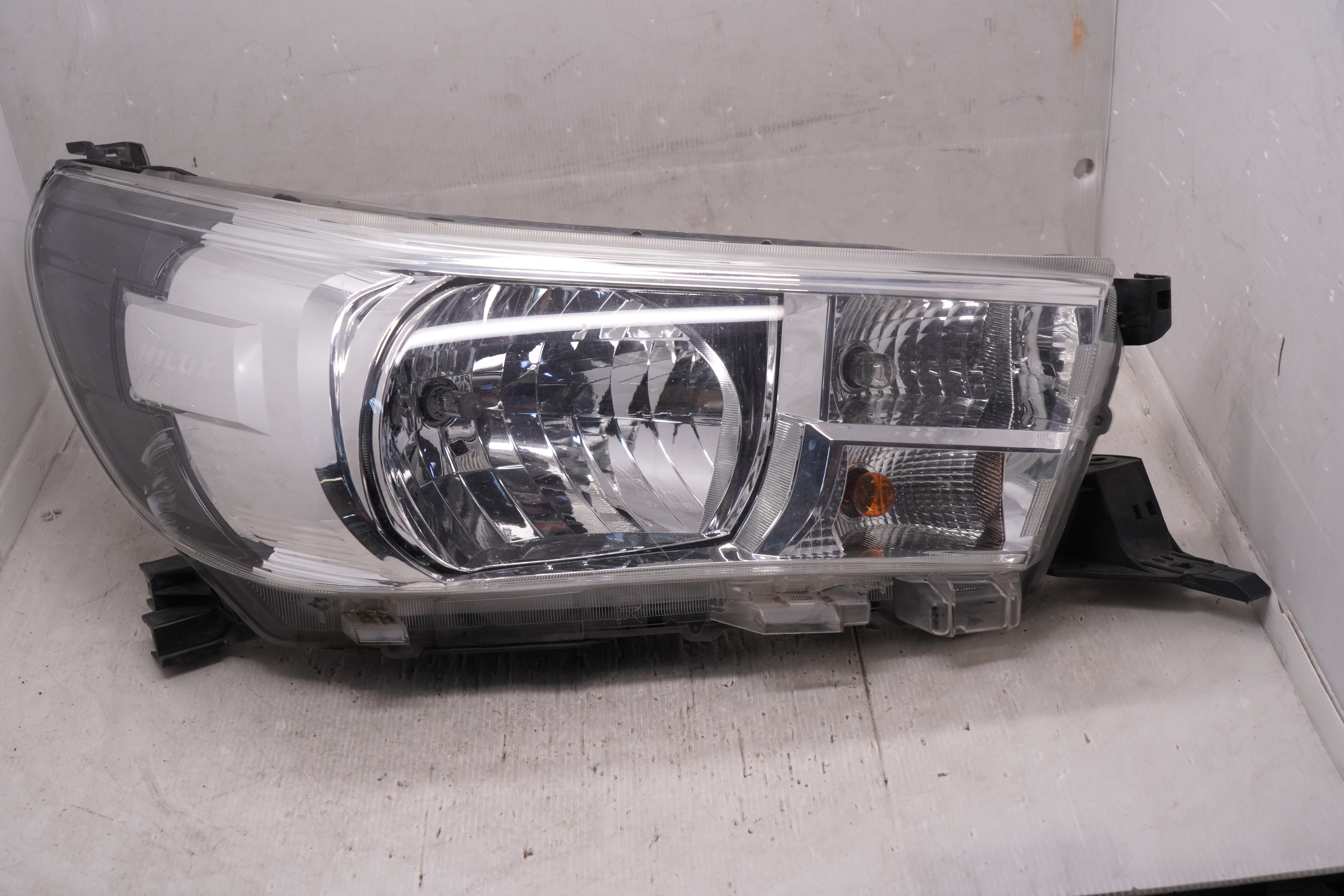 TOYOTA HILUX REVO 2015-2019 HALOGEN L.H.S HEADLIGHT GENUINE