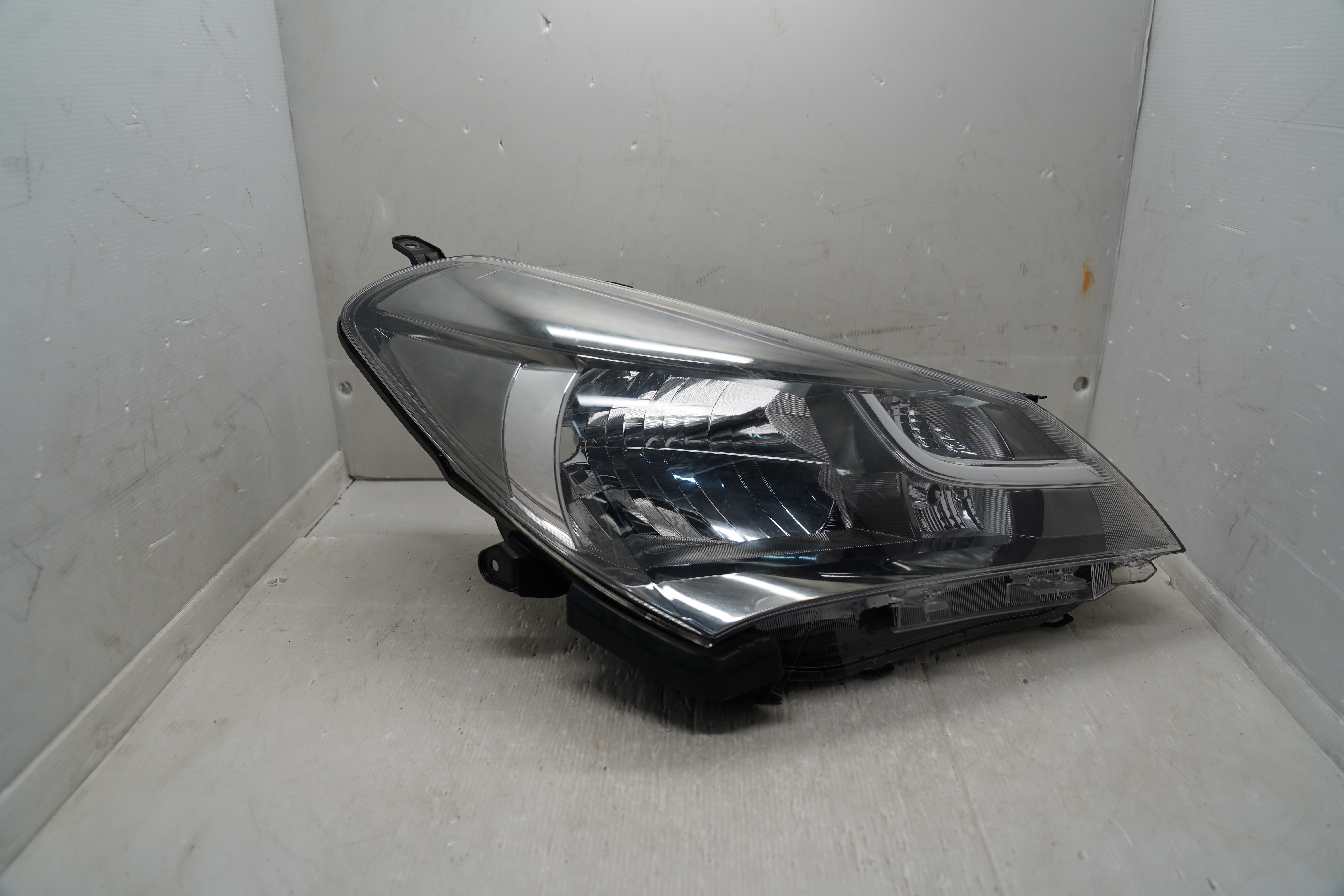 TOYOTA YARIS NCP130R 2014-2016 HALOGEN R.H.S HEADLIGHT GENUINE