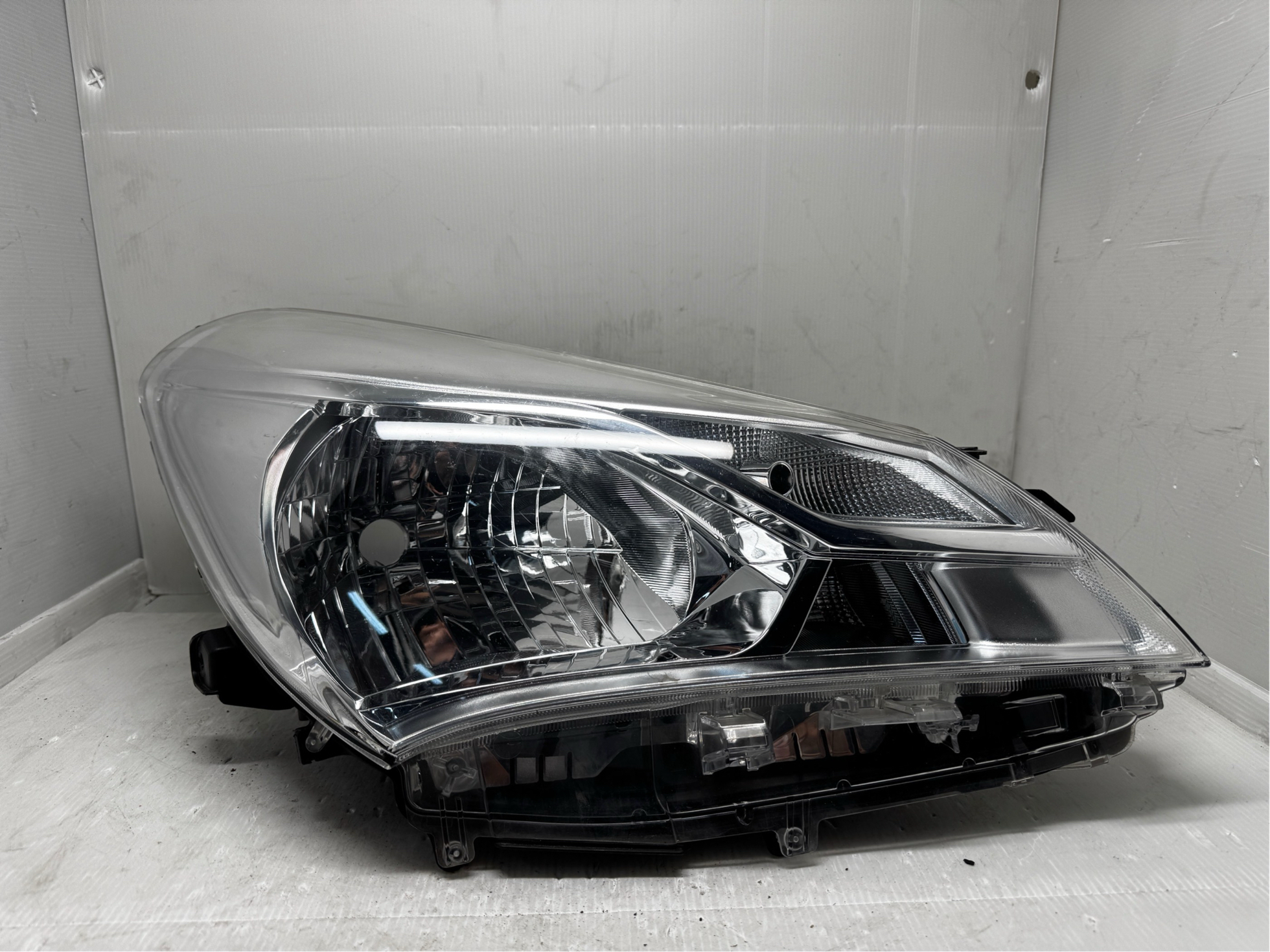 TOYOTA YARIS VITZ NSP130 2017-2019 HALOGEN R.H.S HEADLIGHT GENUINE