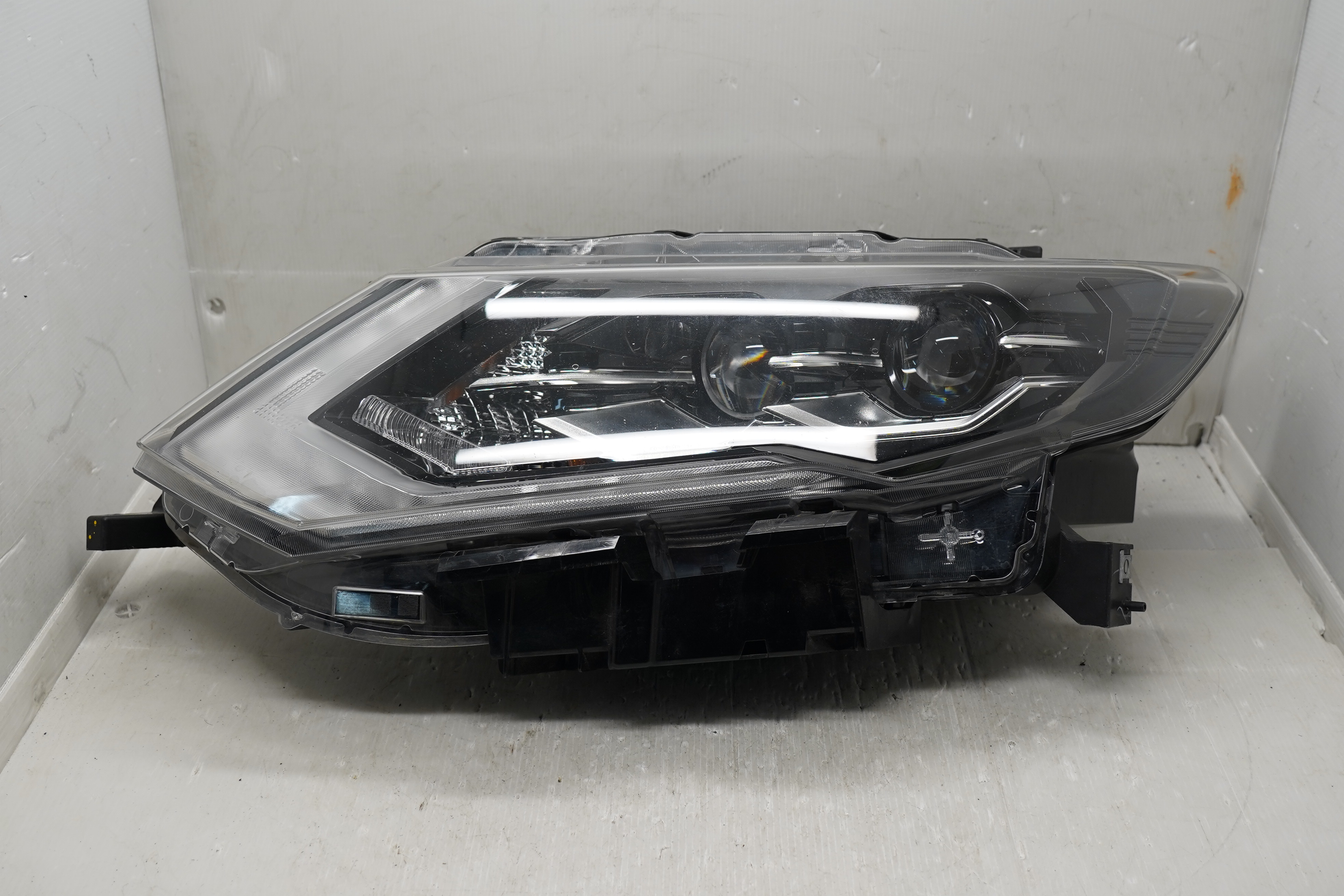 NISSAN X-TRAIL T32 2017-2020 LED L.H.S HEADLIGHT GENUINE
