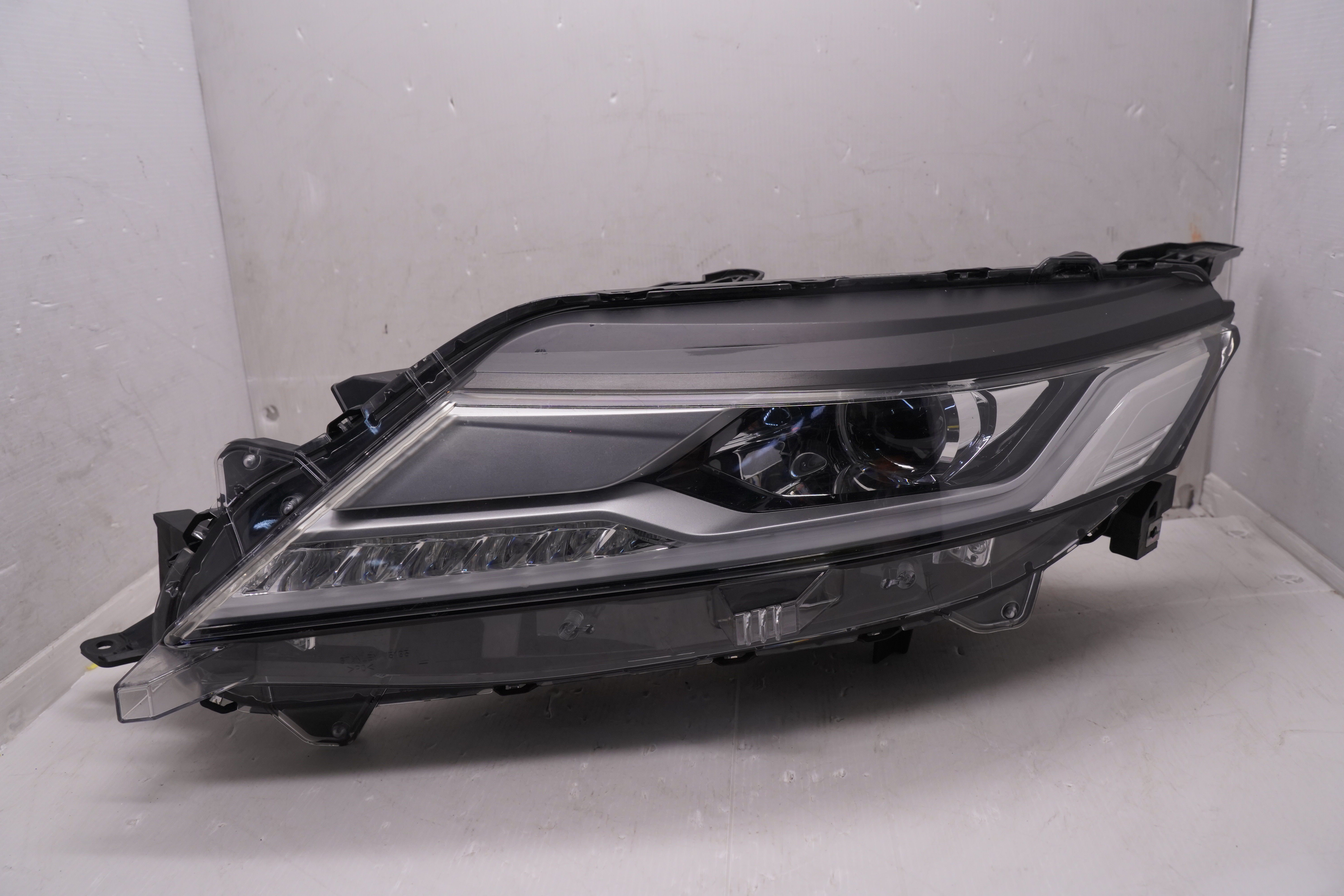 MITSUBISHI PAJERO L200 2019-2023 LED L.H.S HEADLIGHT GENUINE