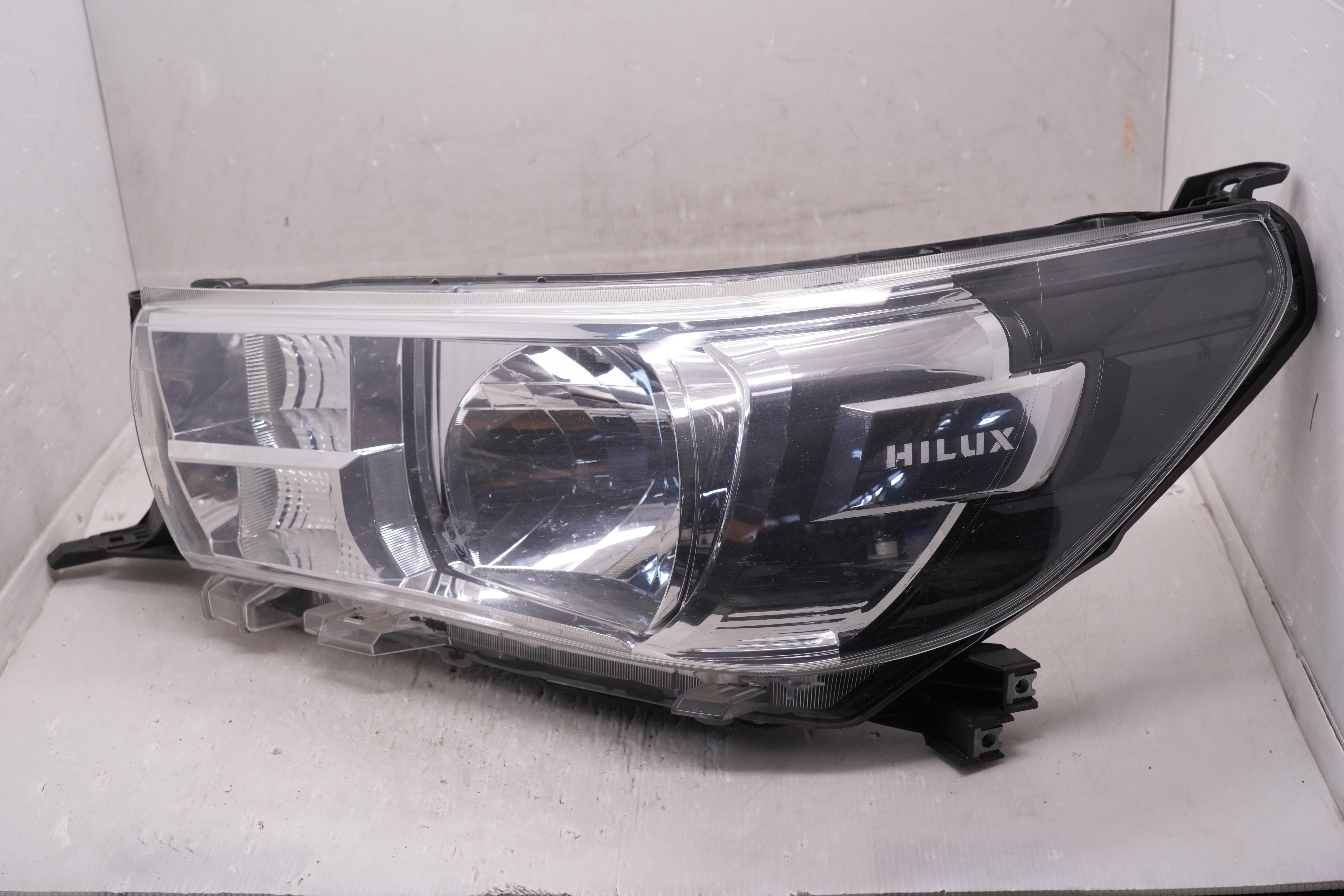 TOYOTA HILUX REVO 2015-2019 HALOGEN L.H.S Headlight GENUINE