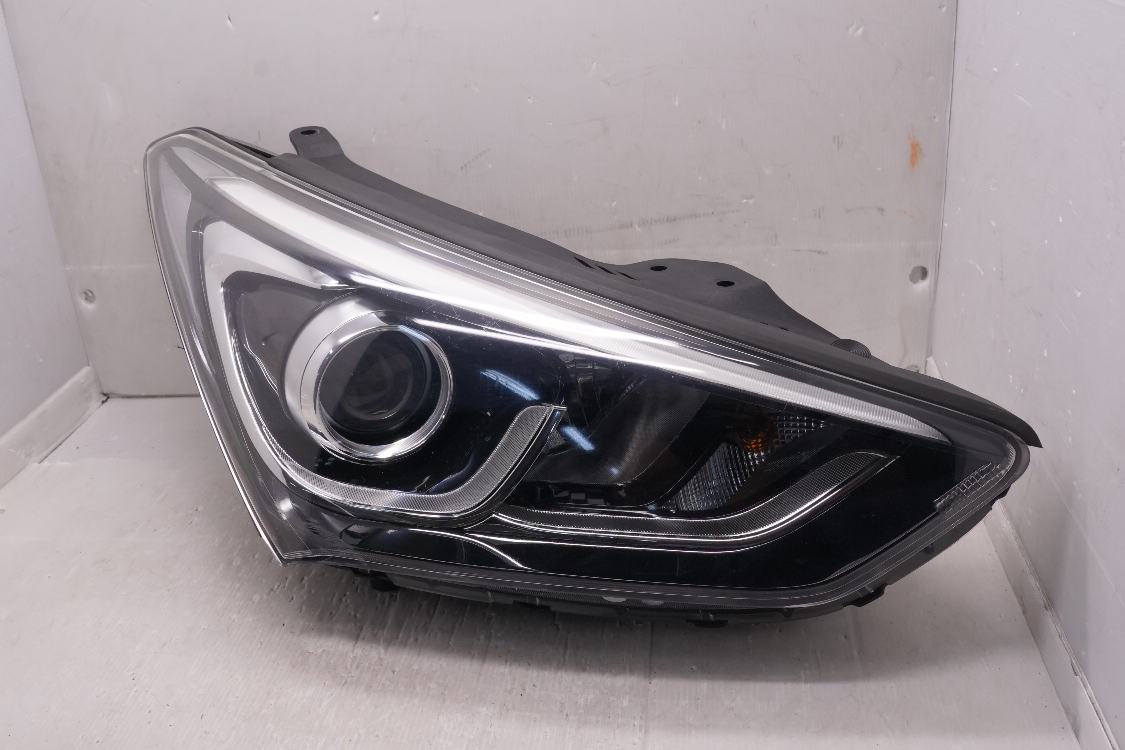 HYUNDAI SANTA FE X 2016-2018 HALOGEN R.H.S HEADLIGHT GENUINE