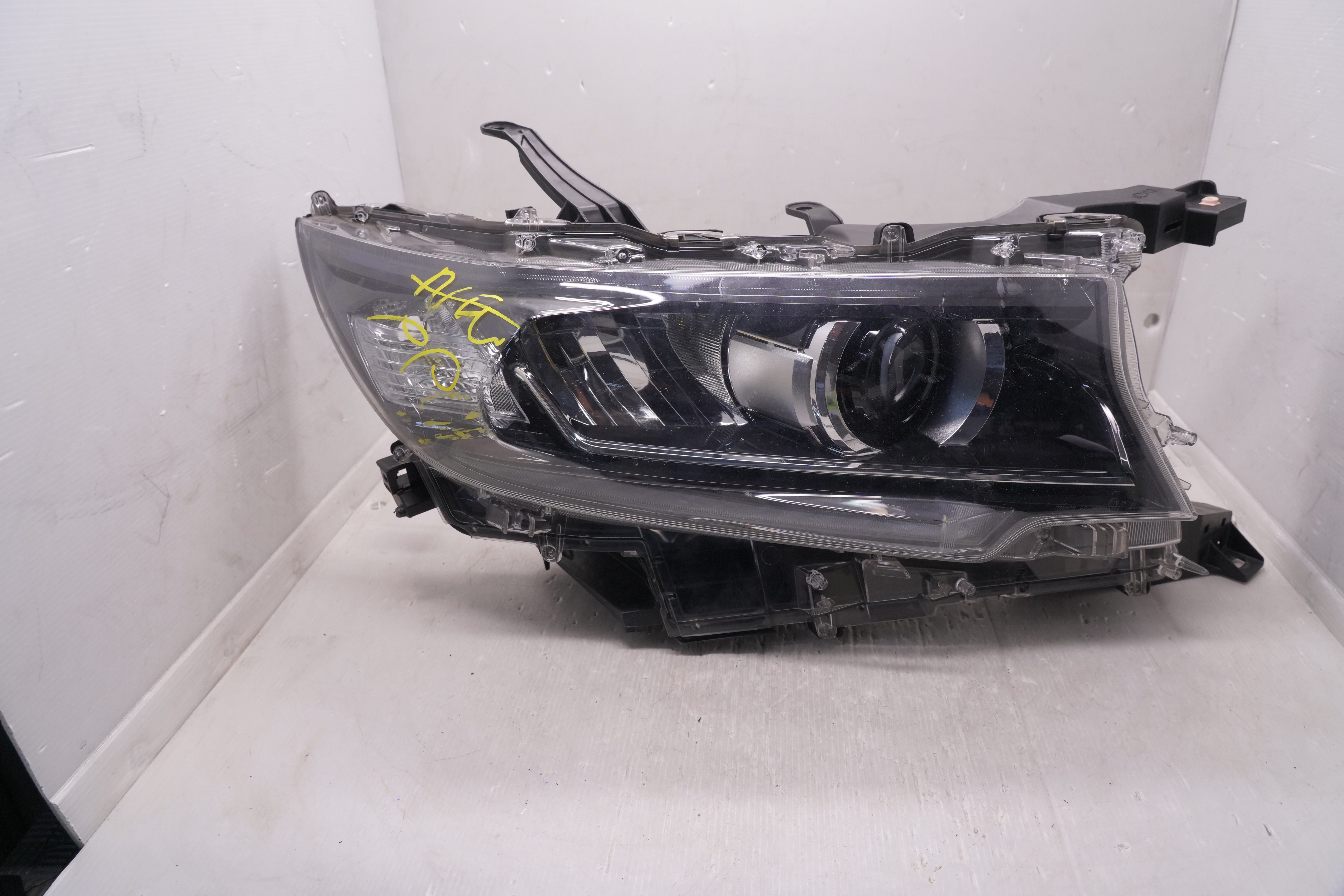 TOYOTA LANDCRUISER PRADO 150 GDJ150R 2018-2022 LED R.H.S HEADLIGHT GENUINE