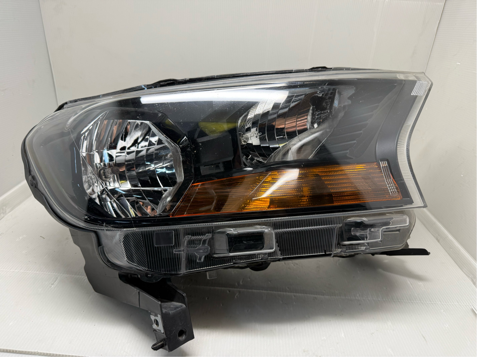 FORD EVEREST RANGER 2015-2019 HALOGEN R.H.S HEADLIGHT GENUINE