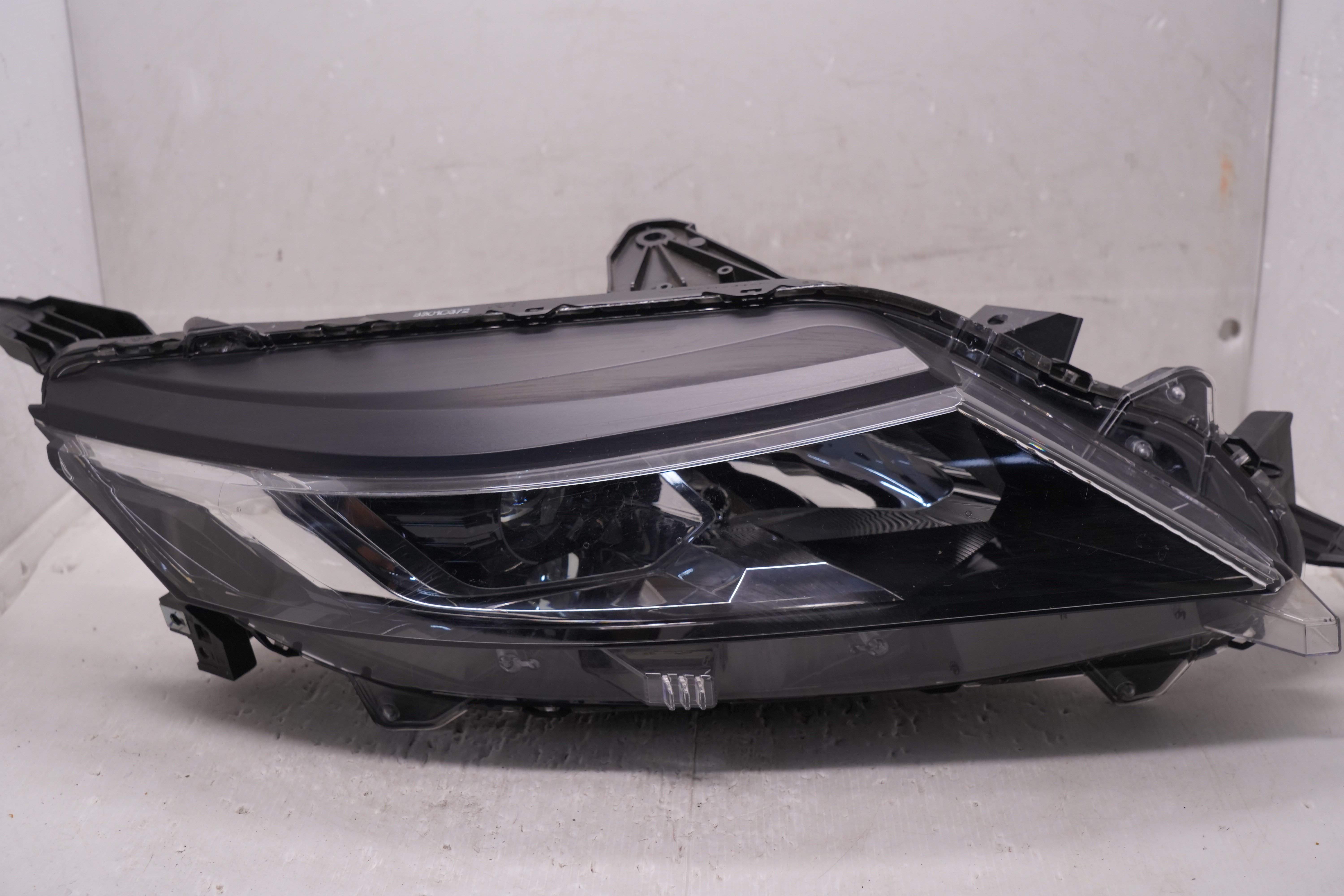 MITSUBISHI TRITON L200 2019-2023 HALOGEN R.H.S HEADLIGHT GENUINE