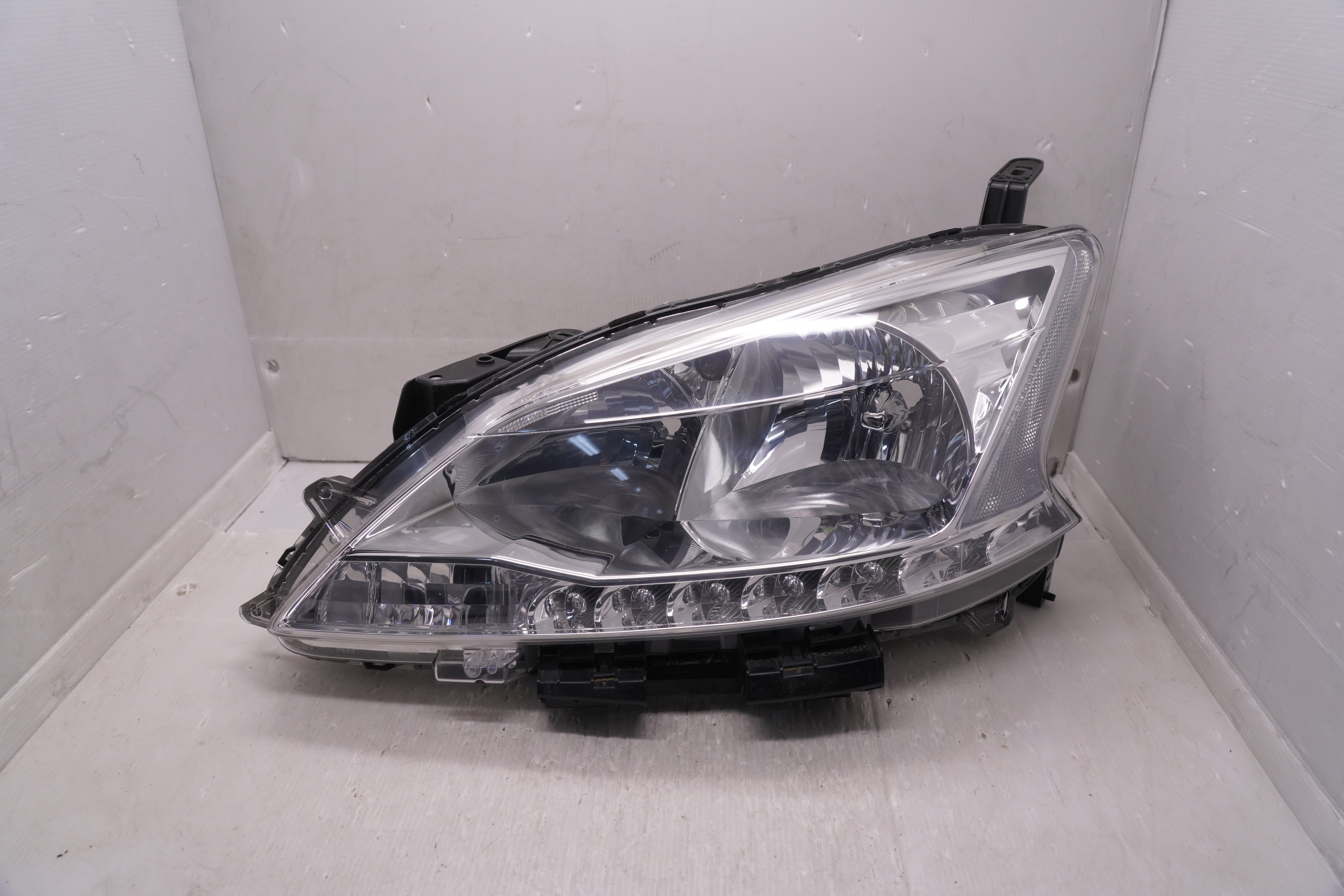 NISSAN SENTRA PULSAR 2013-2015 HALOGEN L.H.S HEADLIGHT GENUINE