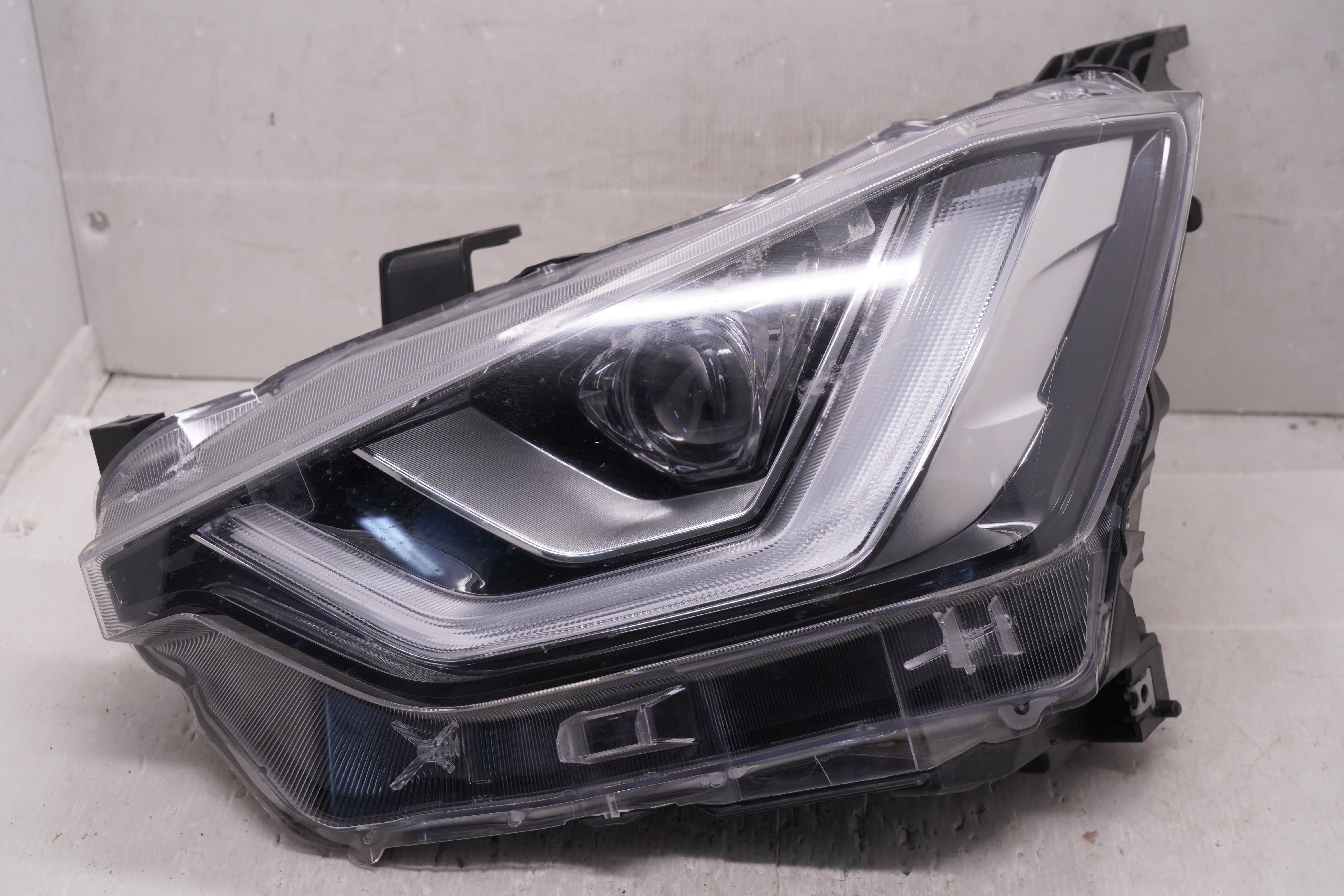 ISUZU D-MAX 2020-2023 LED L.H.S HEADLIGHT GENUINE