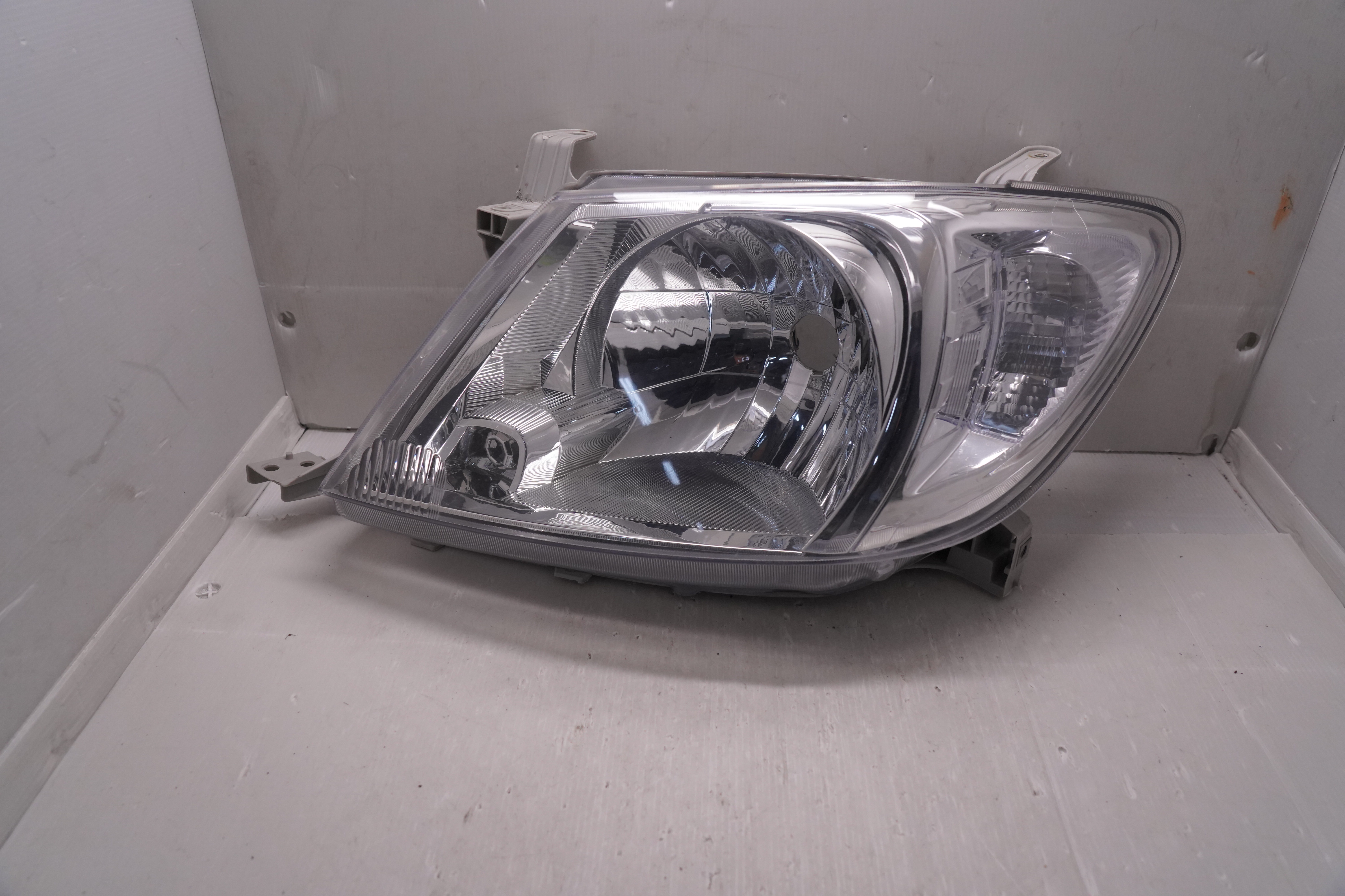 TOYOTA HILUX VIGO 2005-2010 HALOGEN R.H.S HEADLIGHT GENUINE