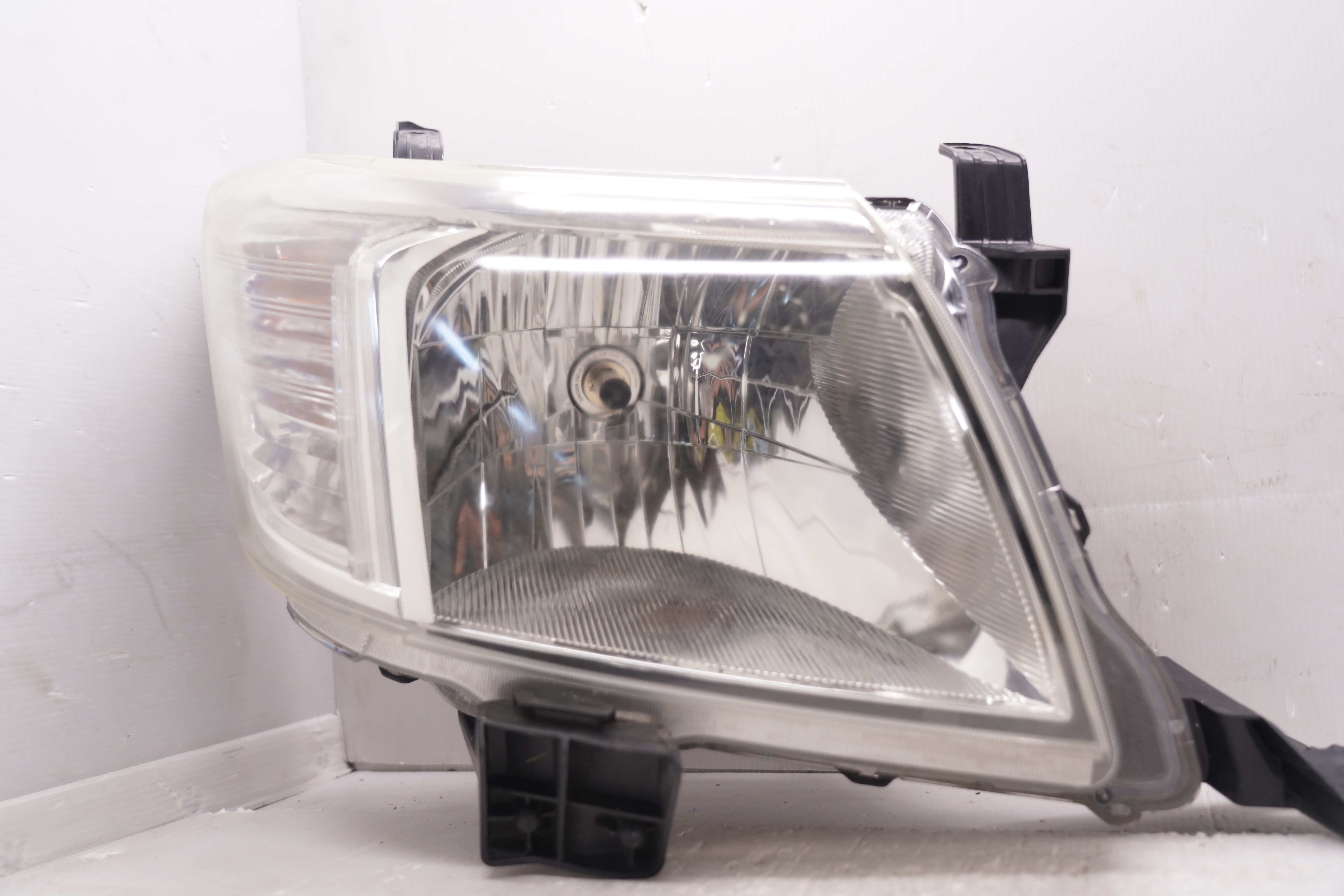TOYOTA HILUX VIGO 2011-2014 HALOGEN R.H.S HEADLIGHT GENUINE