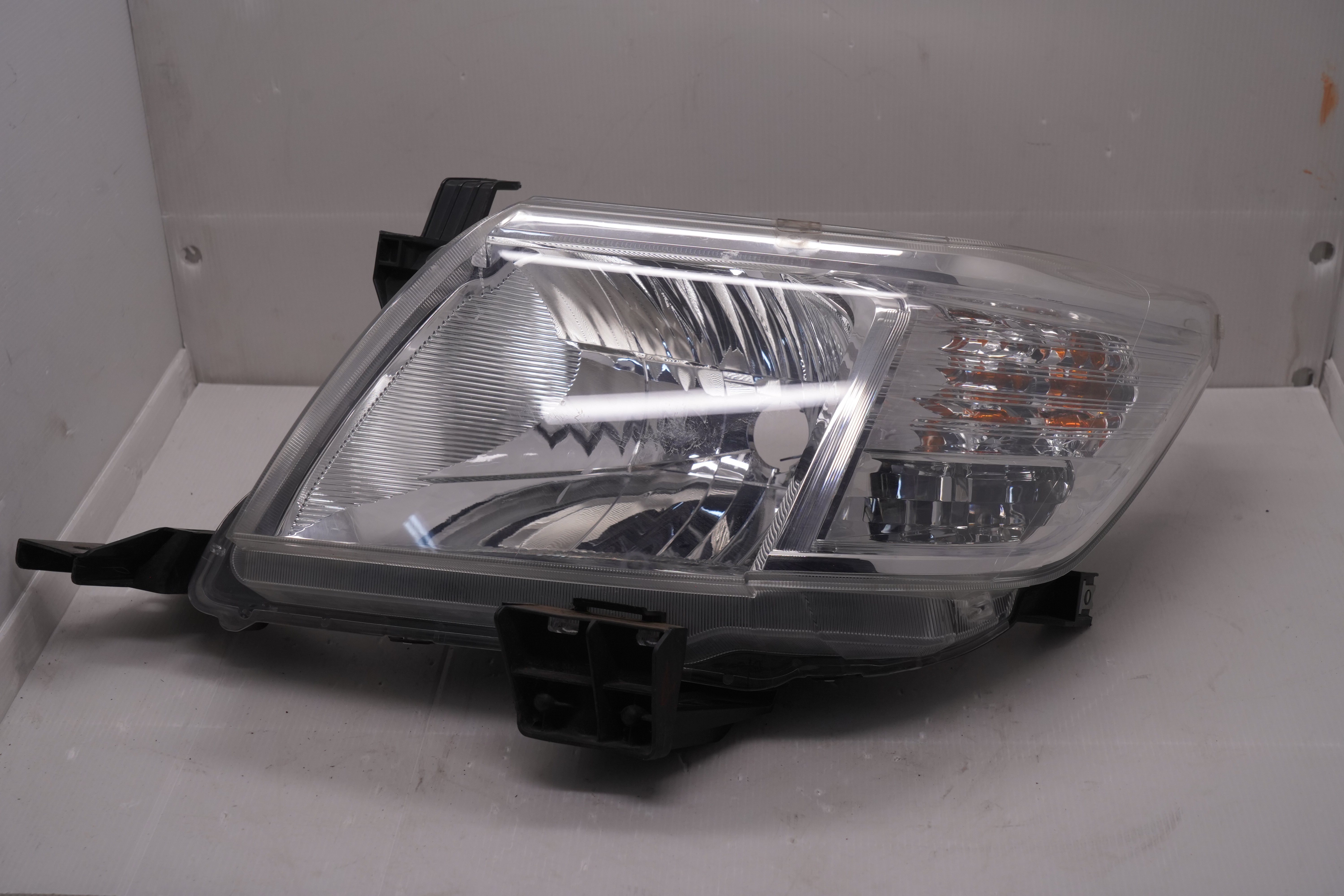 TOYOTA HILUX VIGO 2011-2014 HALOGEN L.H.S HEADLIGHT GENUINE