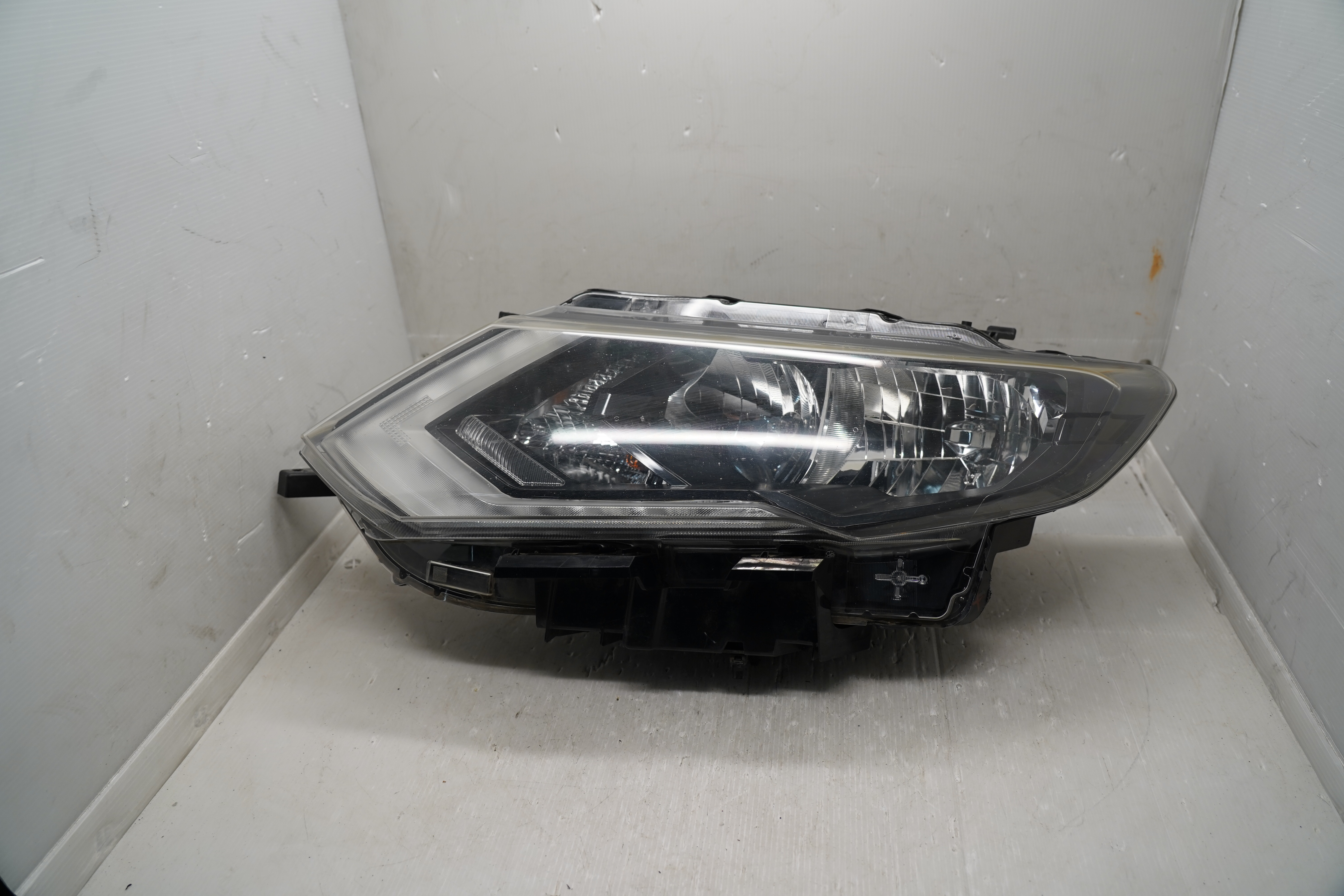NISSAN X-TRAIL T32 2017-2019 HALOGEN L.H.S HEADLIGHT GENUINE