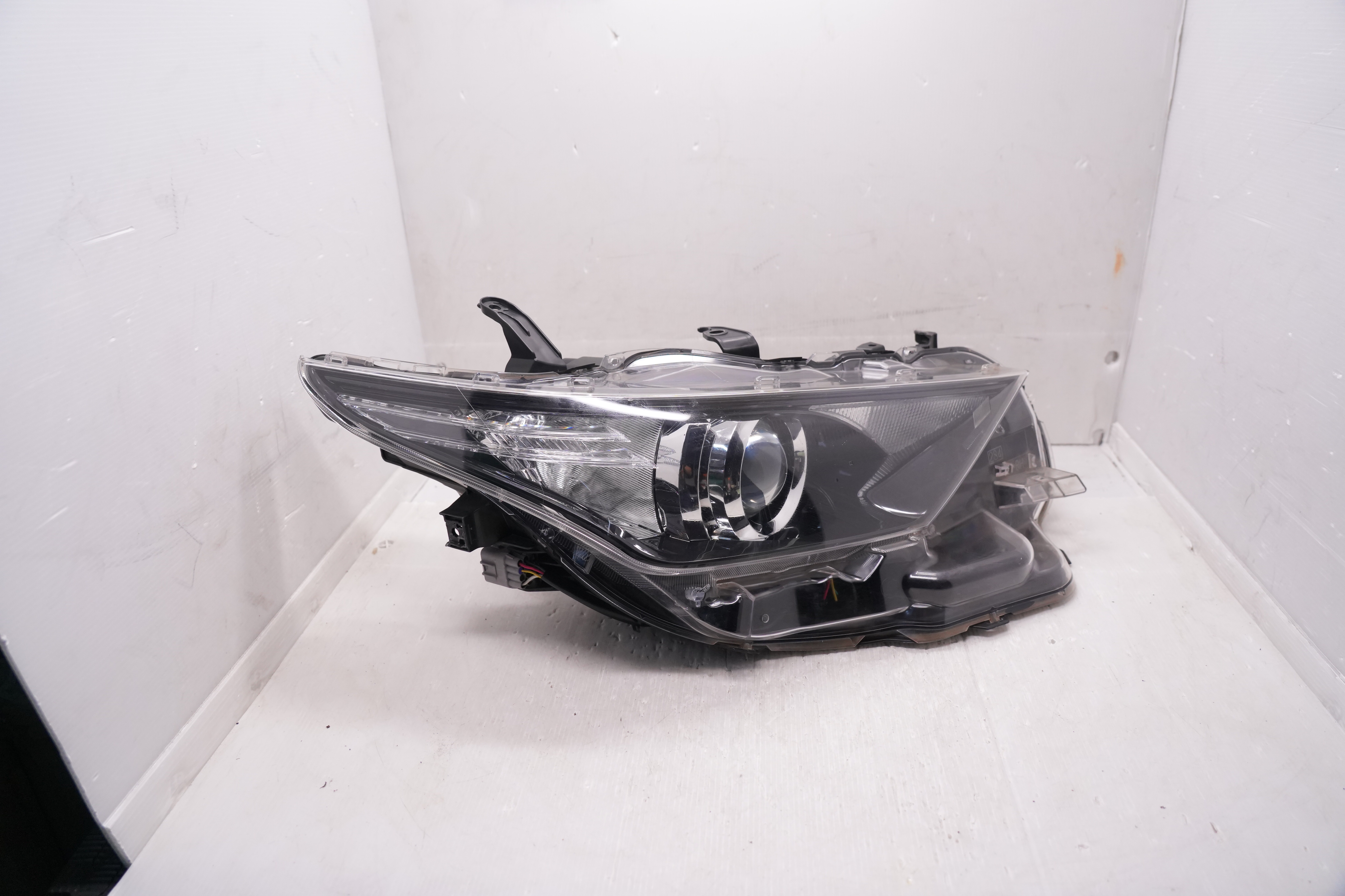 TOYOTA COROLLA AURIS NZE181H 2015-2018 HALOGEN R.H.S HEADLIGHT GENUINE