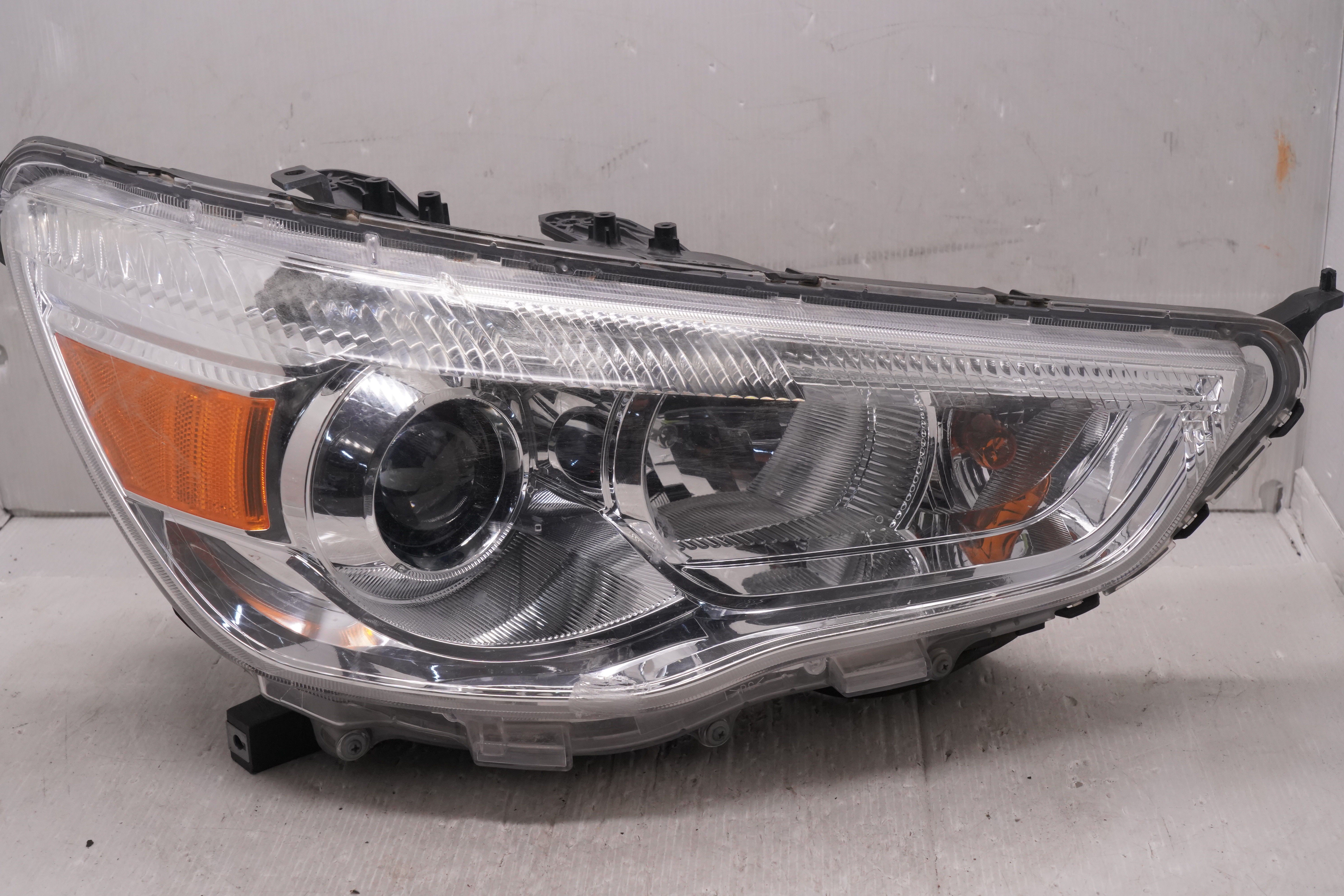 MITSUBISHI ASX 2010-2018 HALOGEN R.H.S HEADLIGHT GENUINE