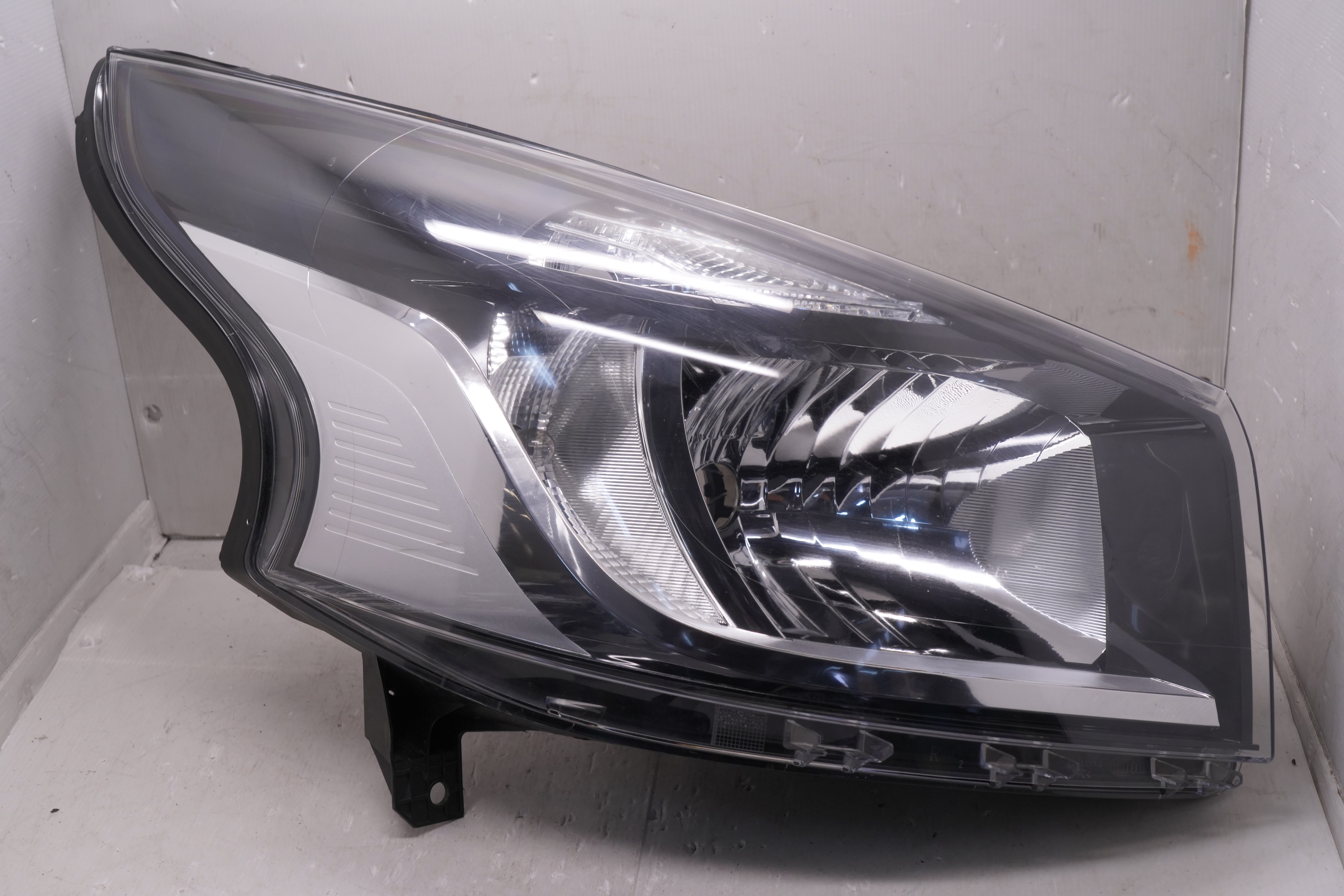RENAULT TRAFIC X82 2015-2021 HALOGEN R.H.S HEADLIGHT GENUINE
