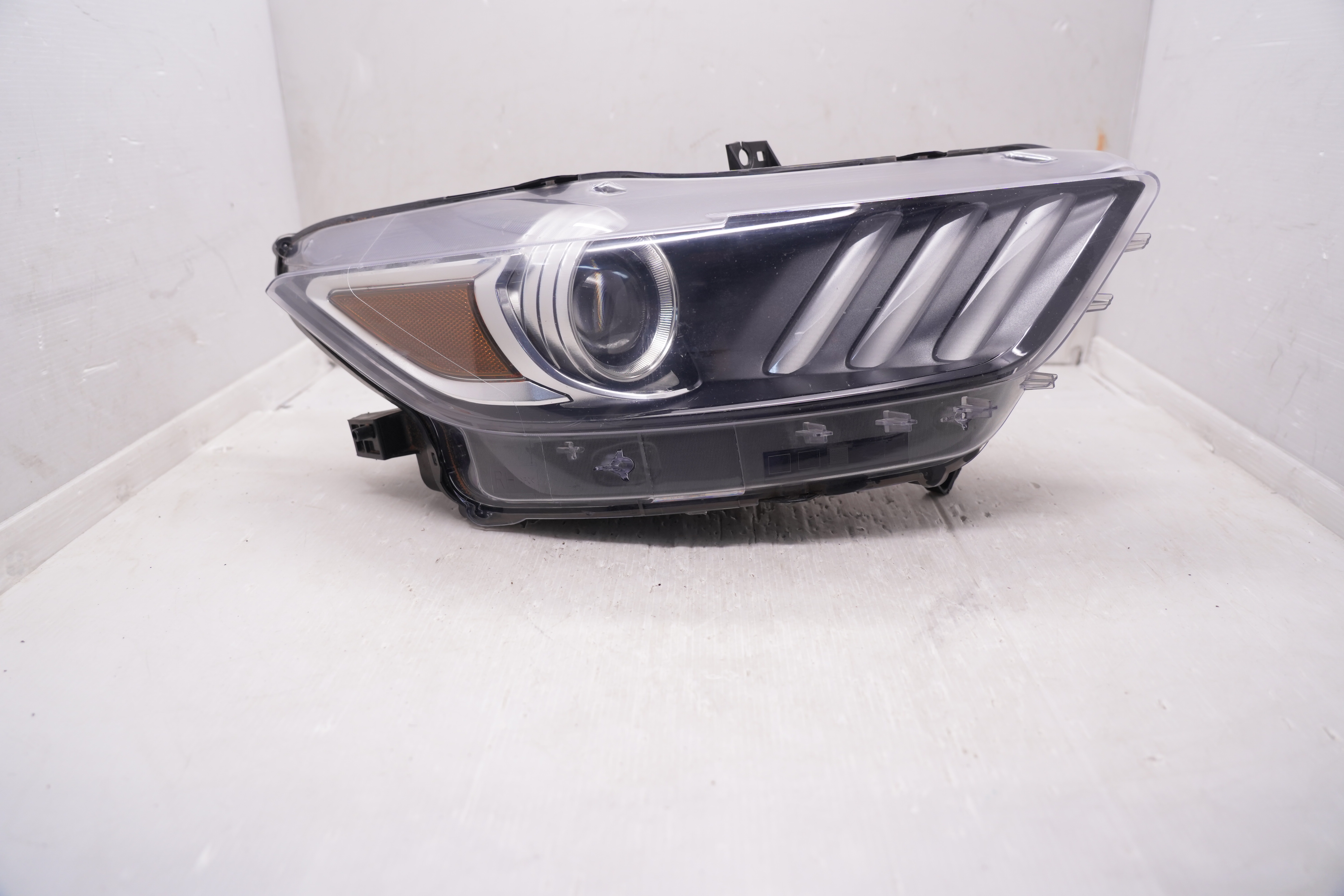 FORD MUSTANG 2015-2017 XENON R.H.S HEADLIGHT GENUINE
