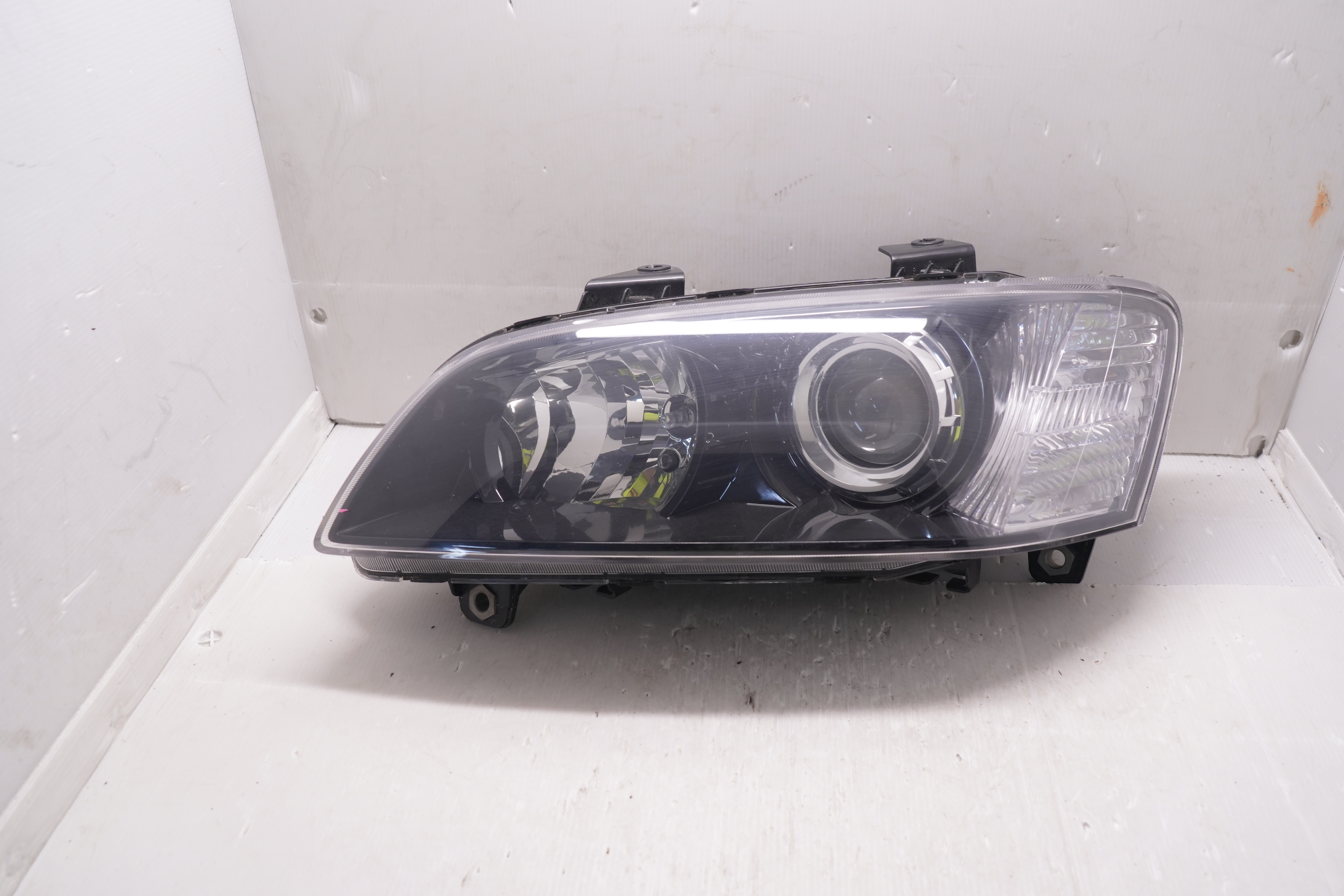 HOLDEN COMMODORE VE SV6 2007-2010 LENS HALOGEN L.H.S HEADLIGHT GENUINE