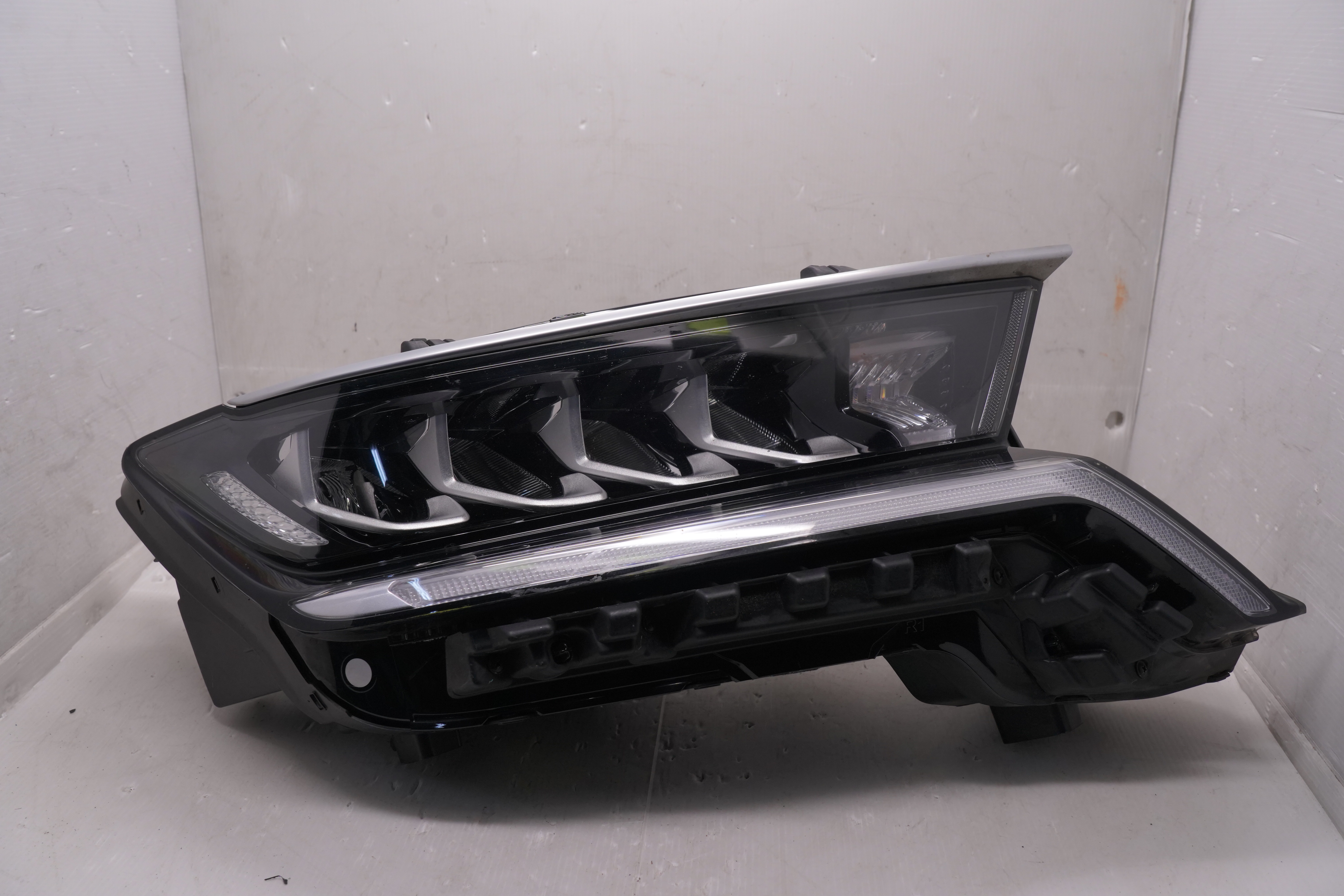 KIA SORENTO 2021-2023 LED R.H.S HEADLIGHT GENUINE