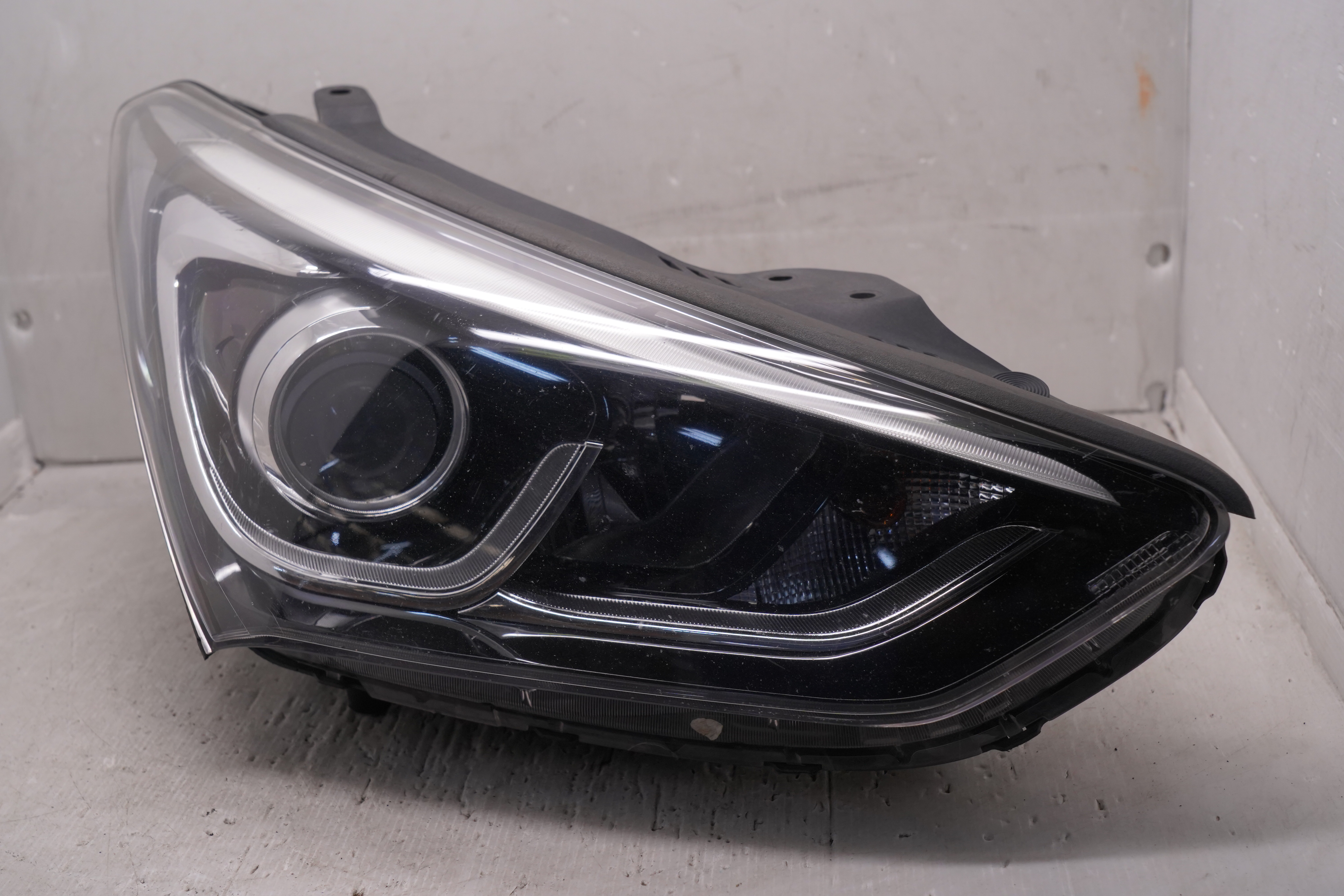 Hyundai SANTA FE X 2016-2018 HALOGEN R.H.S HEADLIGHT GENUINE