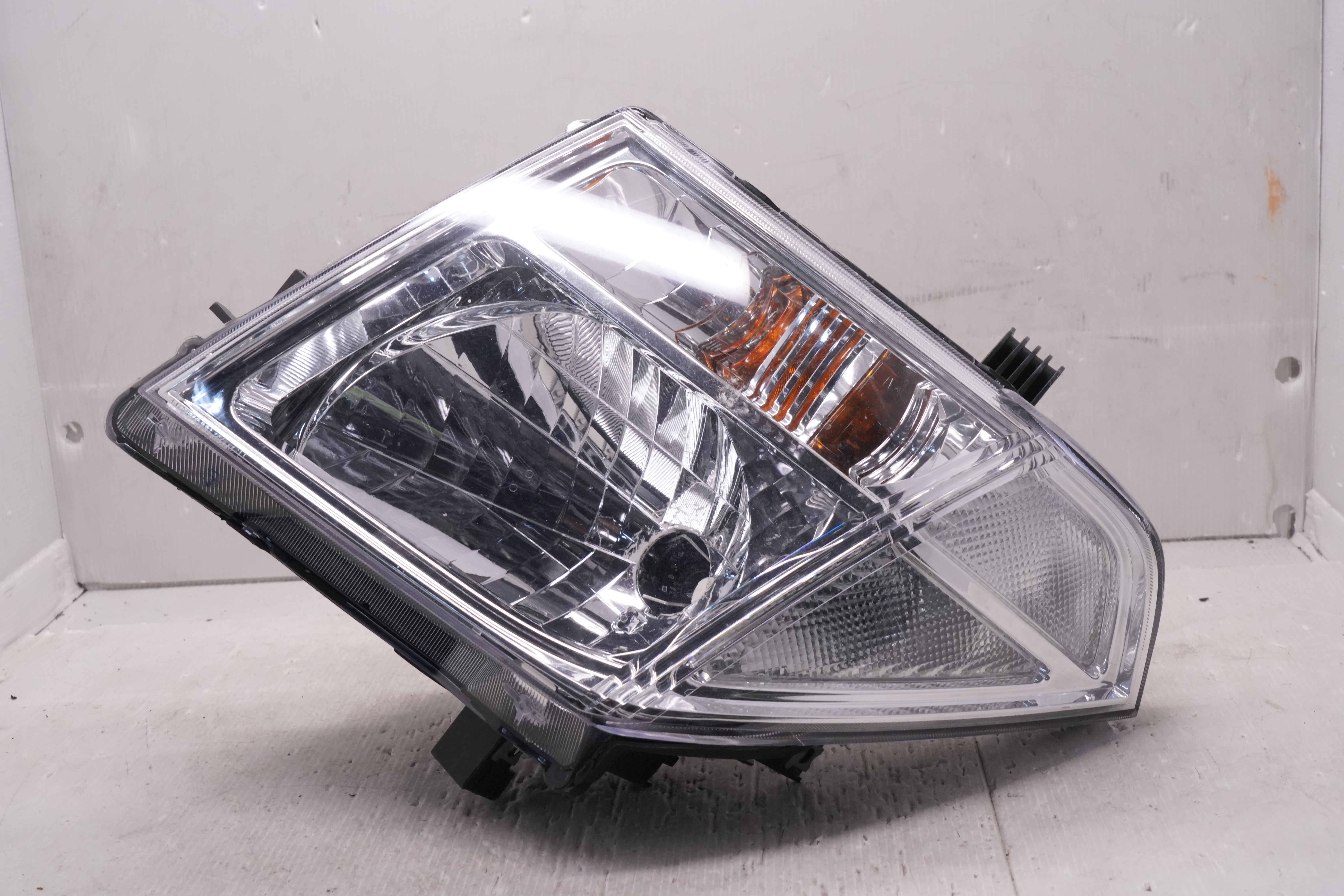 NISSAN NAVARA PATHFINDER 2007-2010 HALGOEN R.H.S HEADLIGHT GENUINE