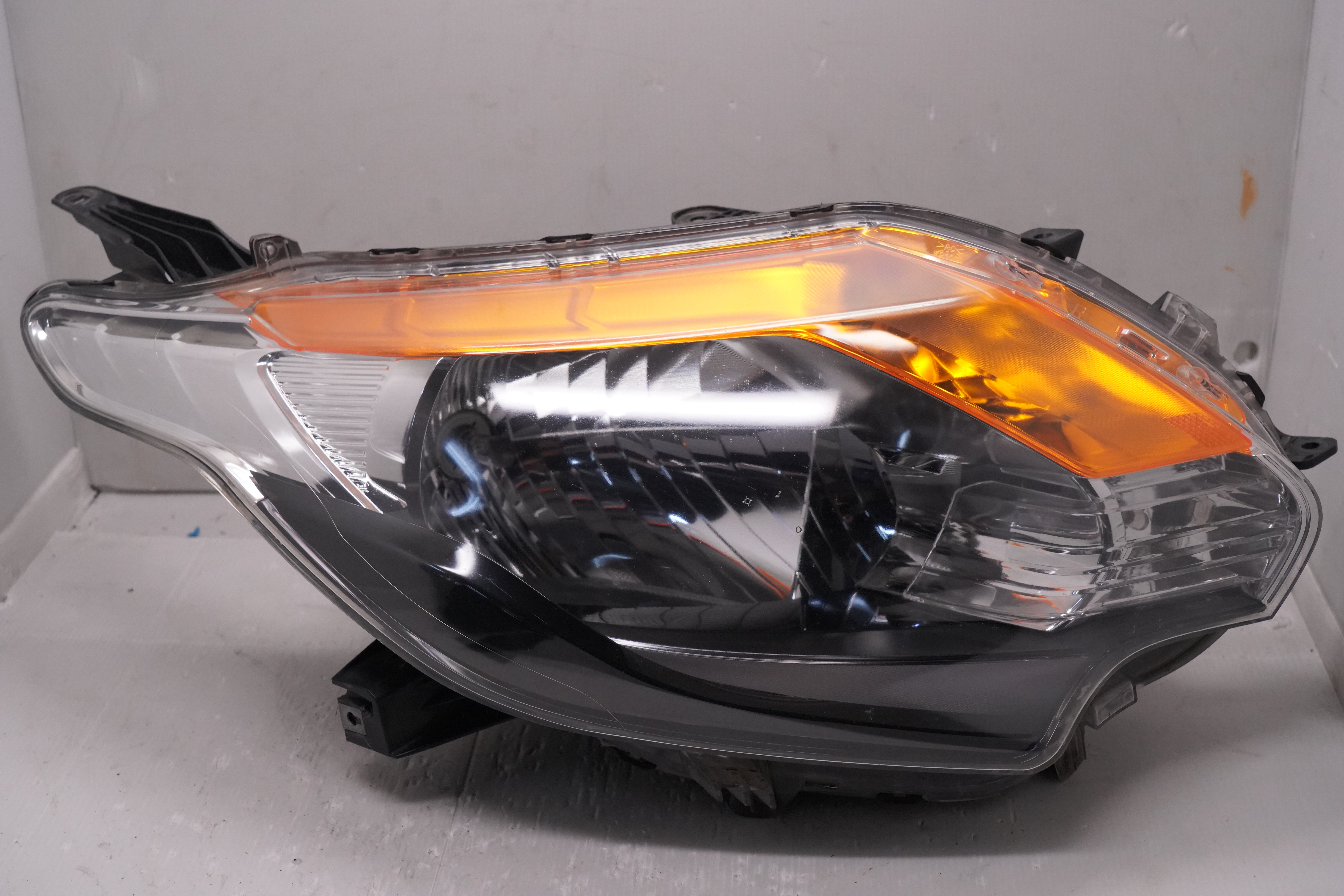 MITUBUSHI L200/TRITON/STRADA 2015-2019 R.H.S HEADLIGHT GENUINE