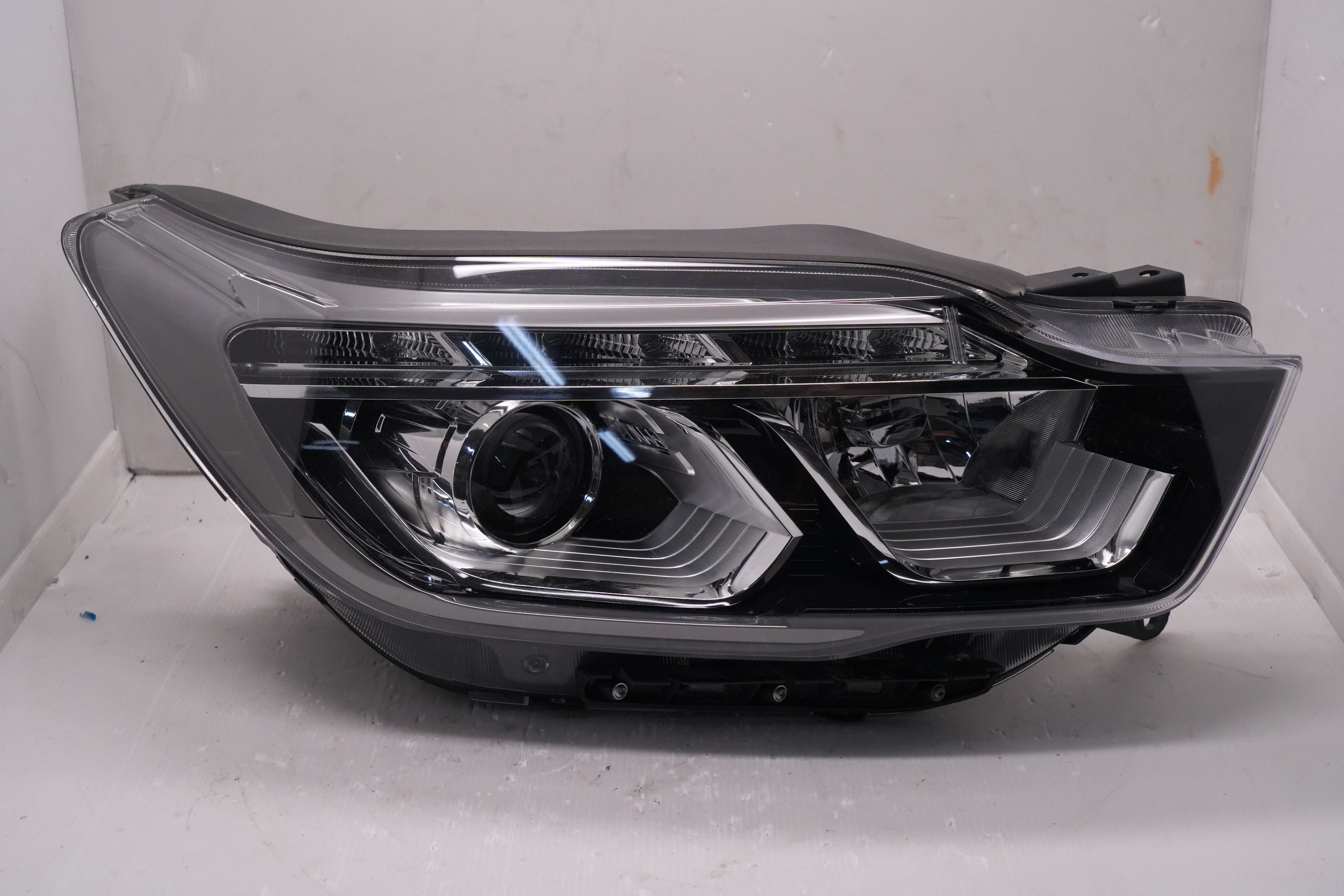 SSANGYONG REXTON 2017-2020 XENON R.H.S HEADLIGHT GENUINE