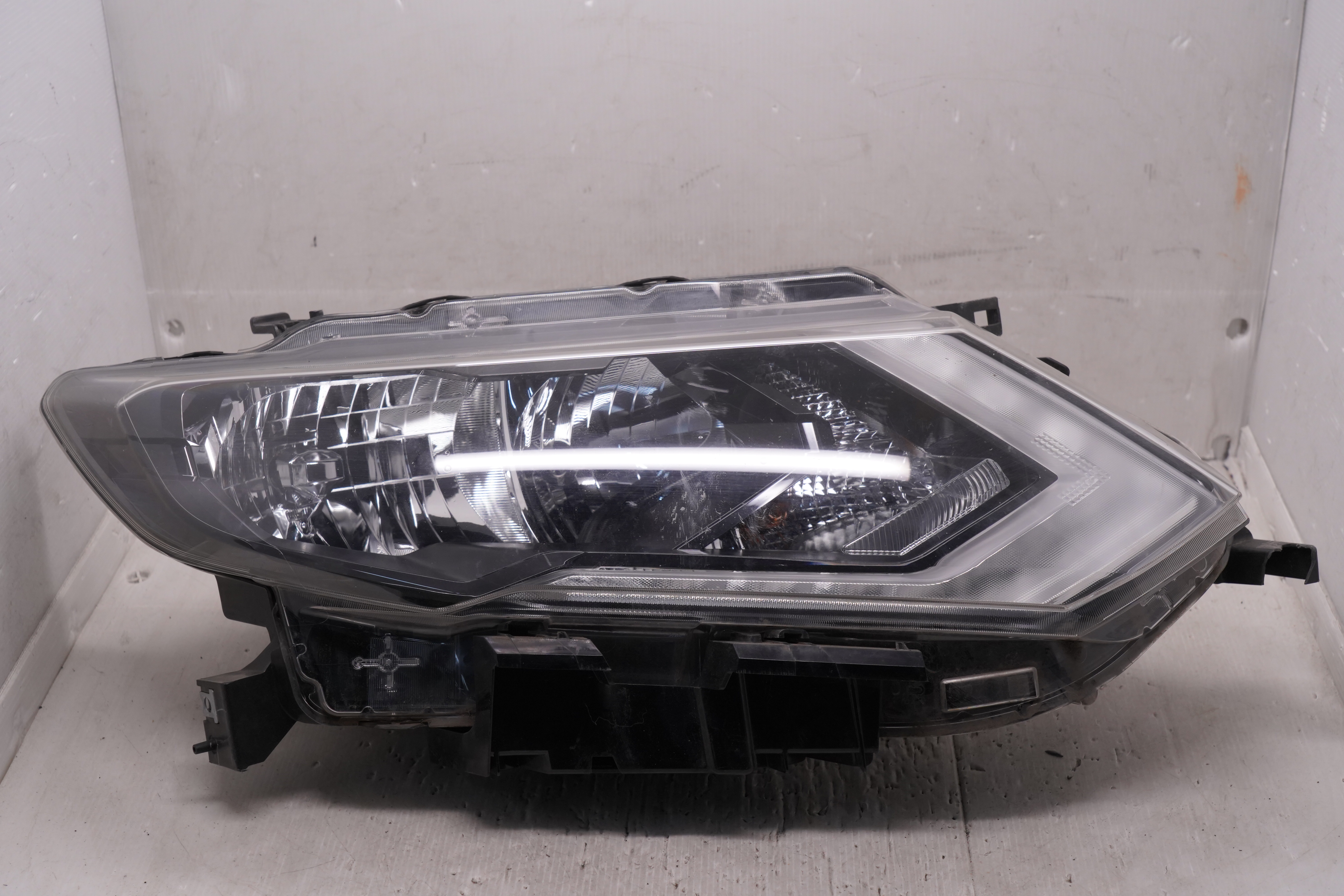 NISSAN  X-TRAIL T32 2017-2020 HALOGEN R.H.S HEADLIGHT GENUINE