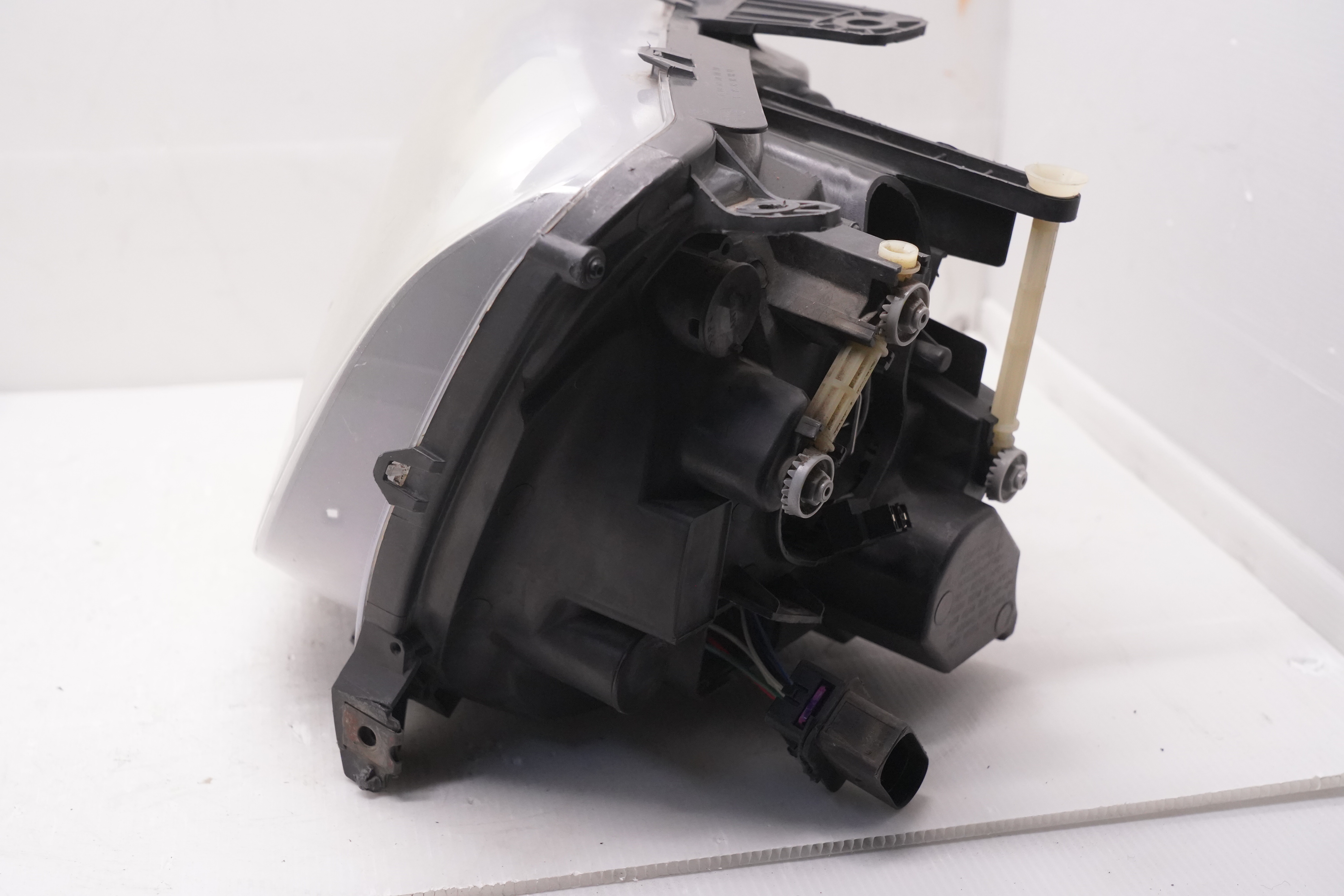 VOLKSWAGEN AMAROK V6 2011-2021 HALOGEN L.H.S HEADLIGHT GENUINE