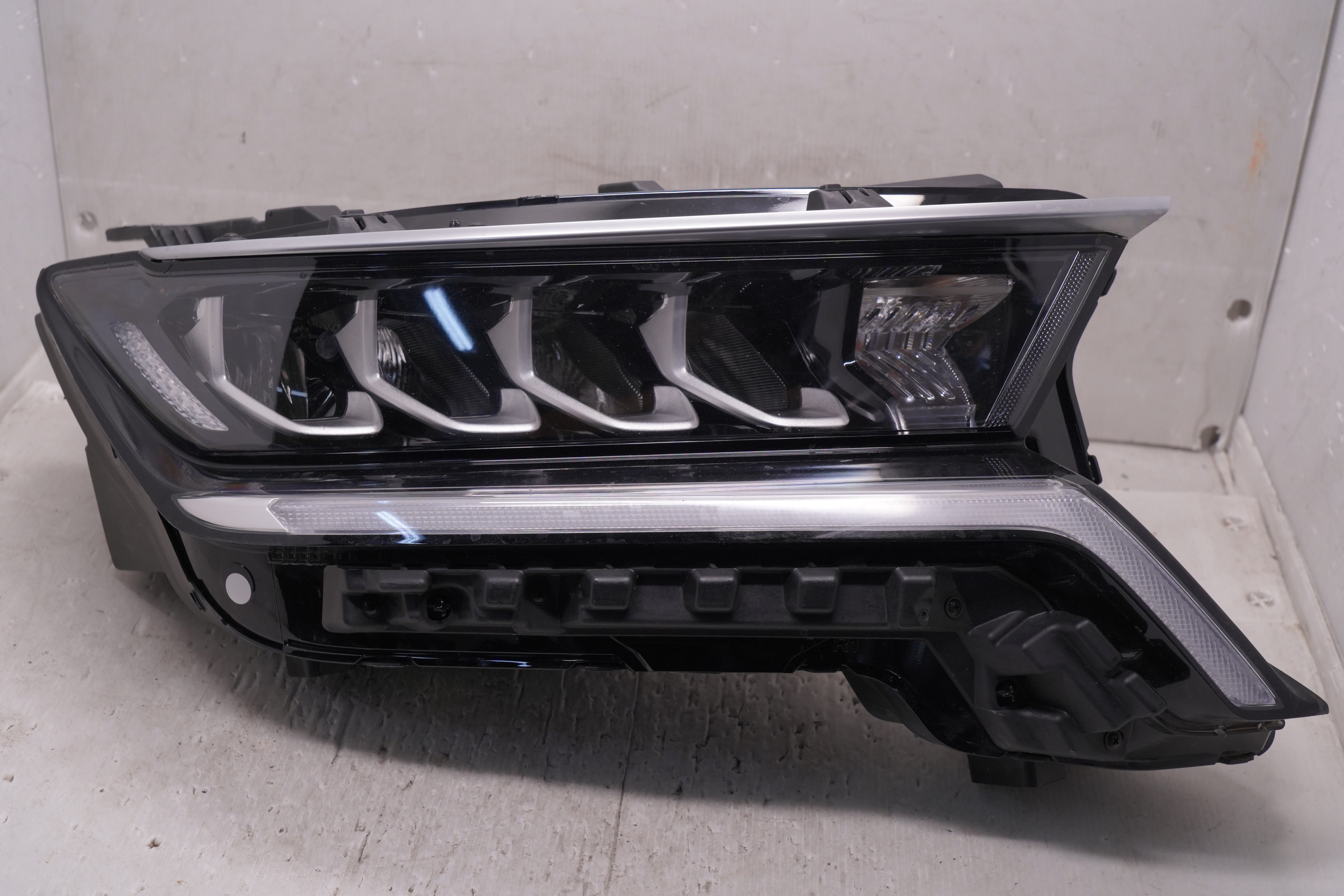 KIA SORENTO 2021-2023 LED R.H.S HEADLIGHT GENUINE