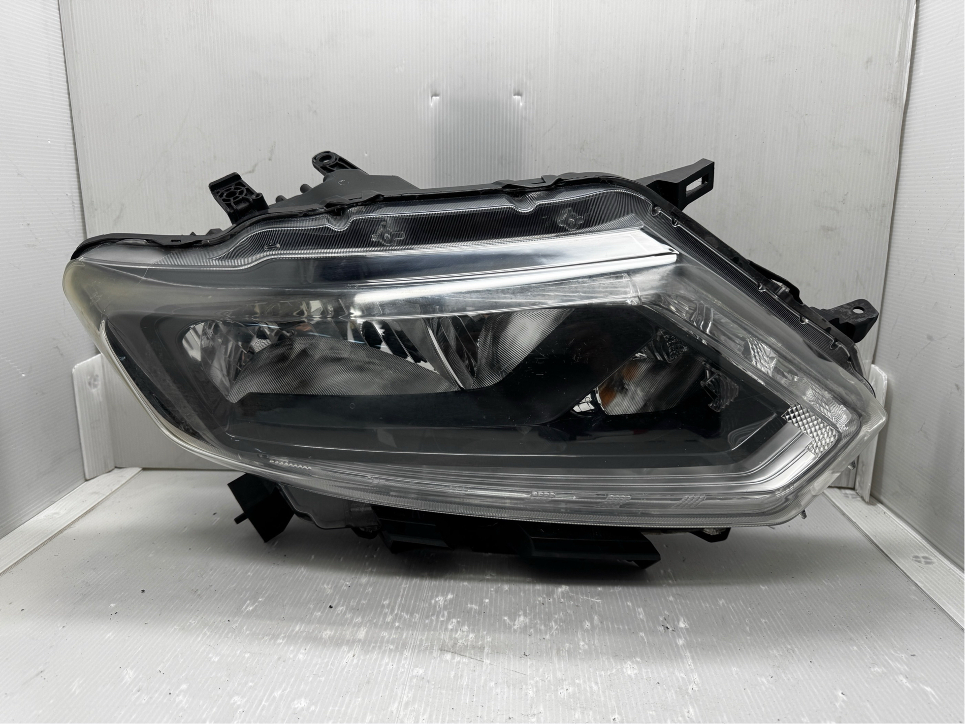 Nissan X-TRAIL 2014-2016 HALOGEN R.H.S HEADLIGHT GENUINE