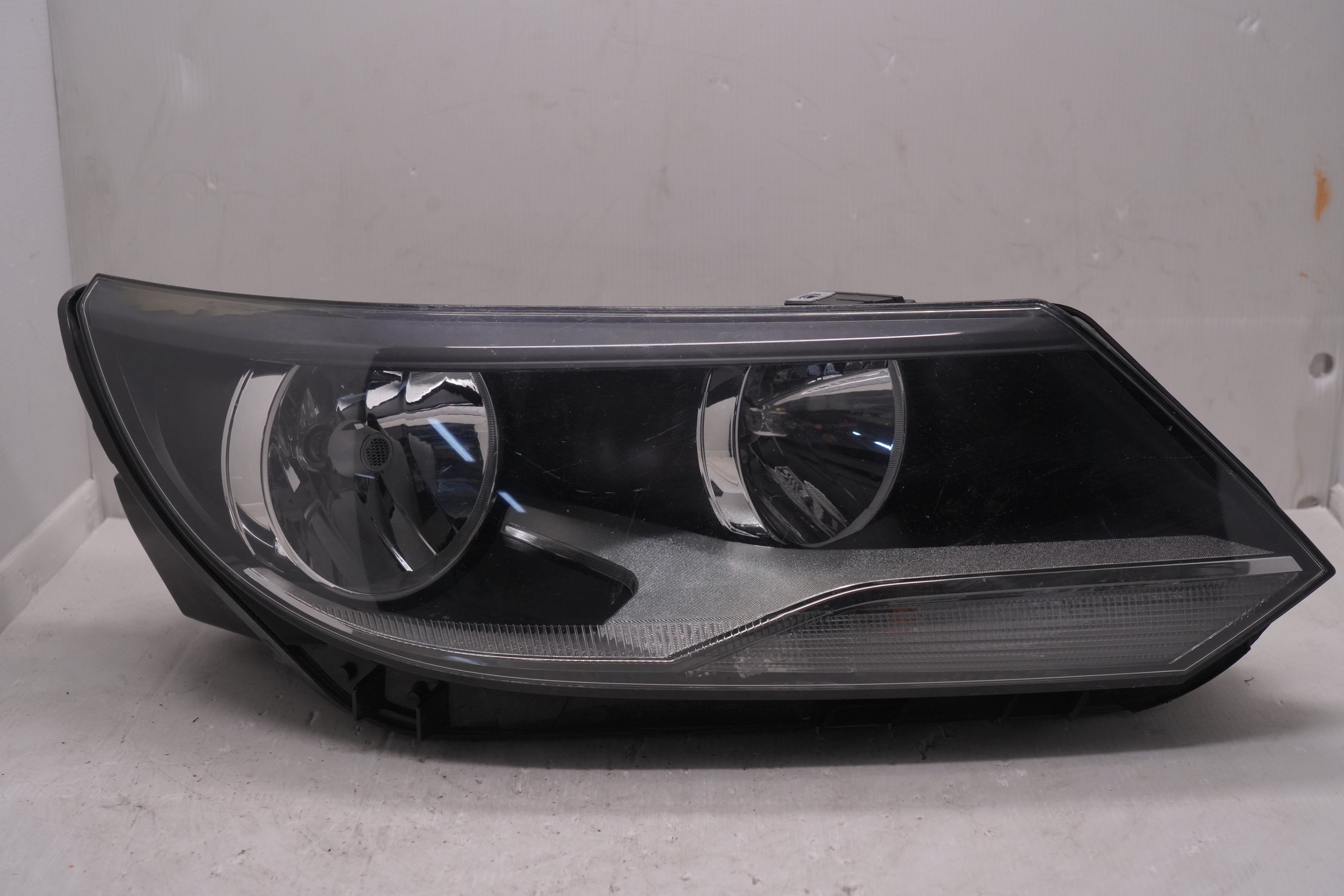VOLKSWAGEN TIGUAN 2012-2017 HALOGEN R.H.S HEADLIGHT